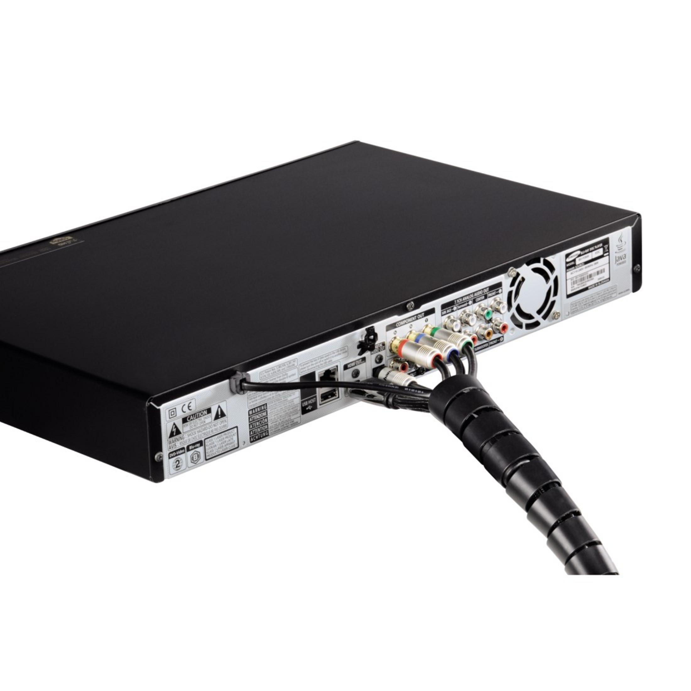 Schwarze DVD-Player-Rückseite mit Kabeln. Weißer Hintergrund.