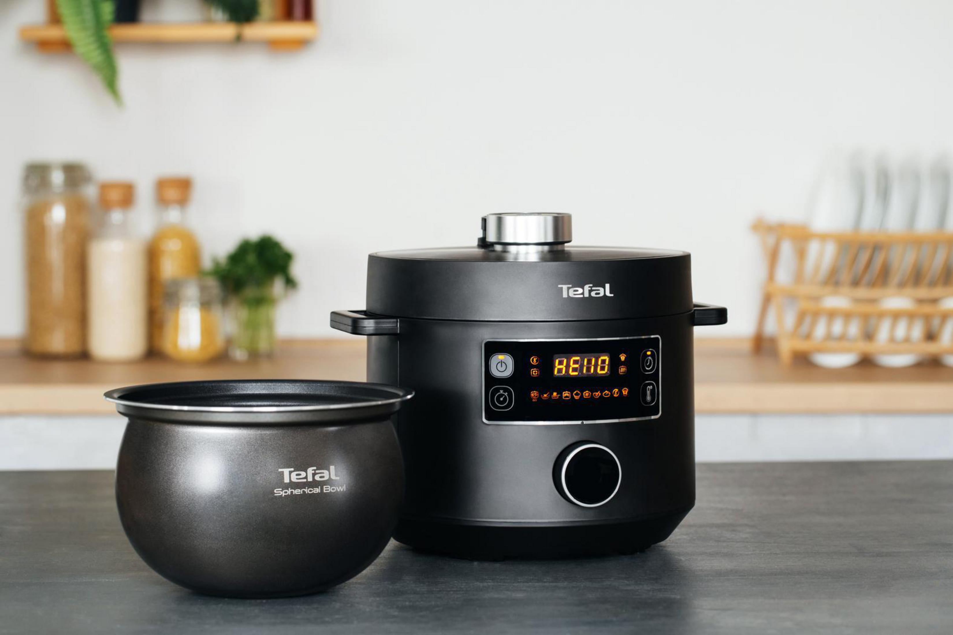 Schwarzer Tefal Multikocher mit separater Schüssel. Der Kocher hat ein digitales Display und Knöpfe.