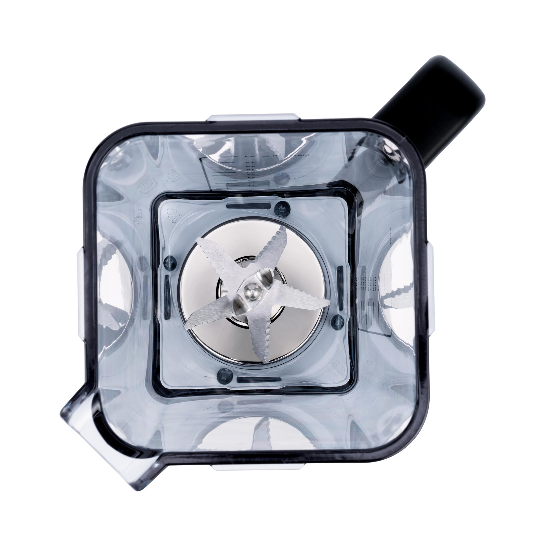 Vista superior del recipiente transparente de una licuadora con una cuchilla plateada. El recipiente tiene un borde negro.