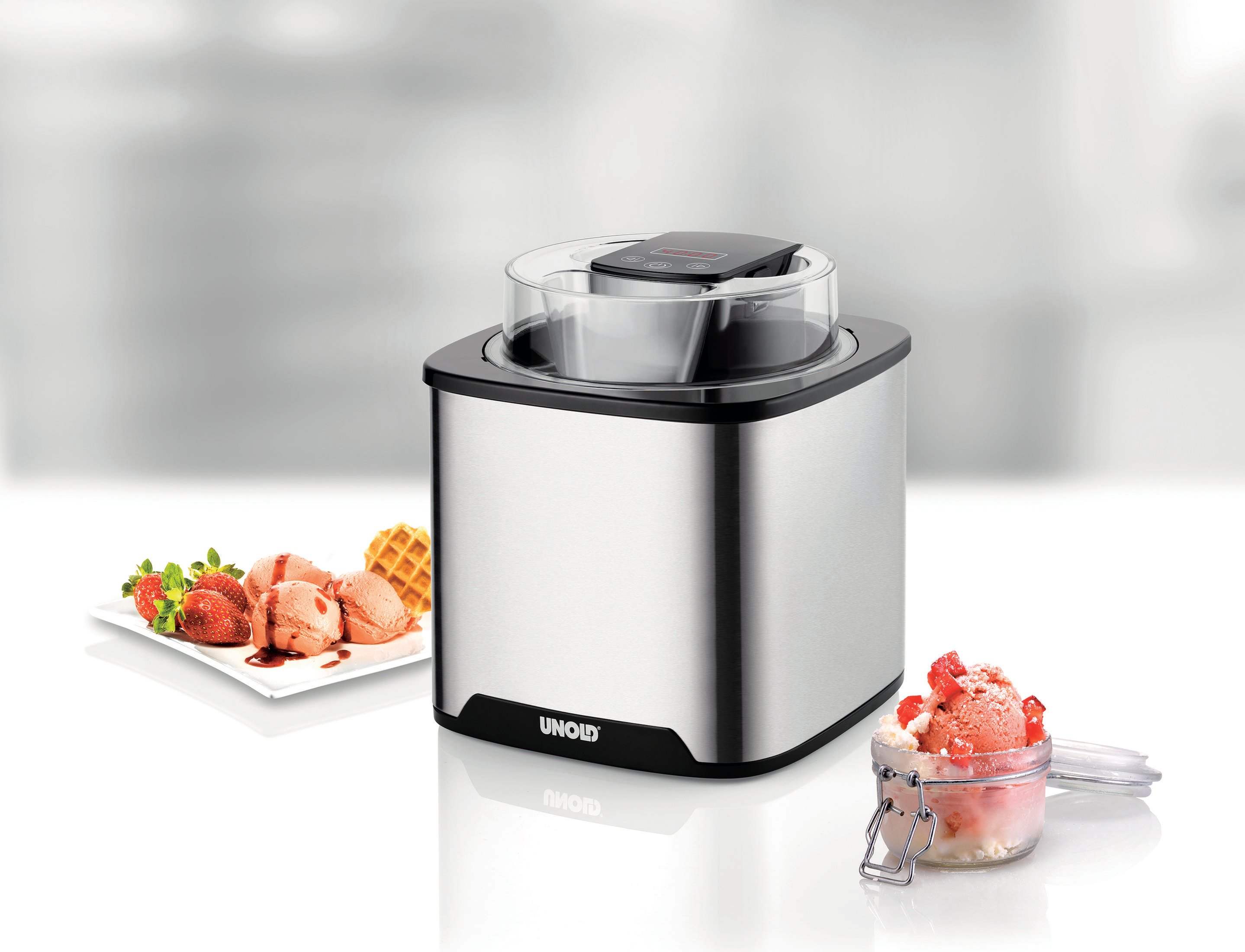 Maszyna do lodów z lodami w słoiku i gofrem.