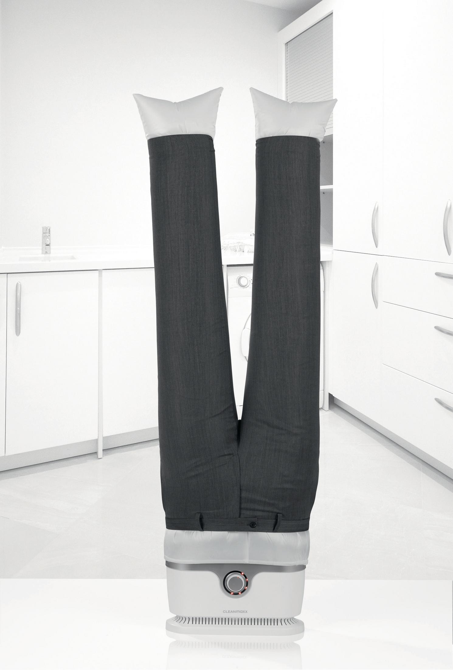 Hose wird in einem Kleidertrockner getrocknet, in einem Raum mit weißen Wänden.