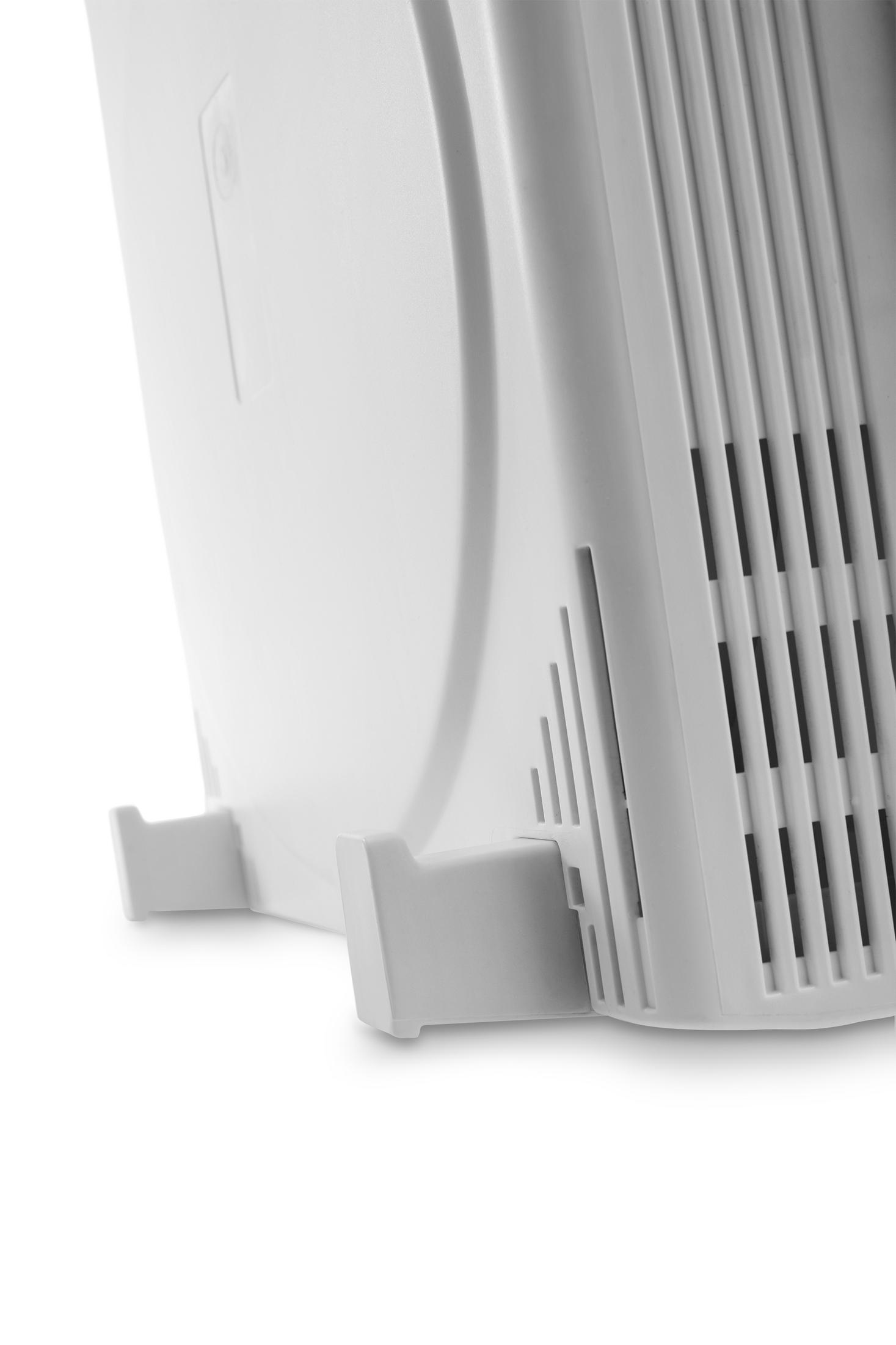Widok od dołu białego oczyszczacza powietrza z pionowymi szczelinami.