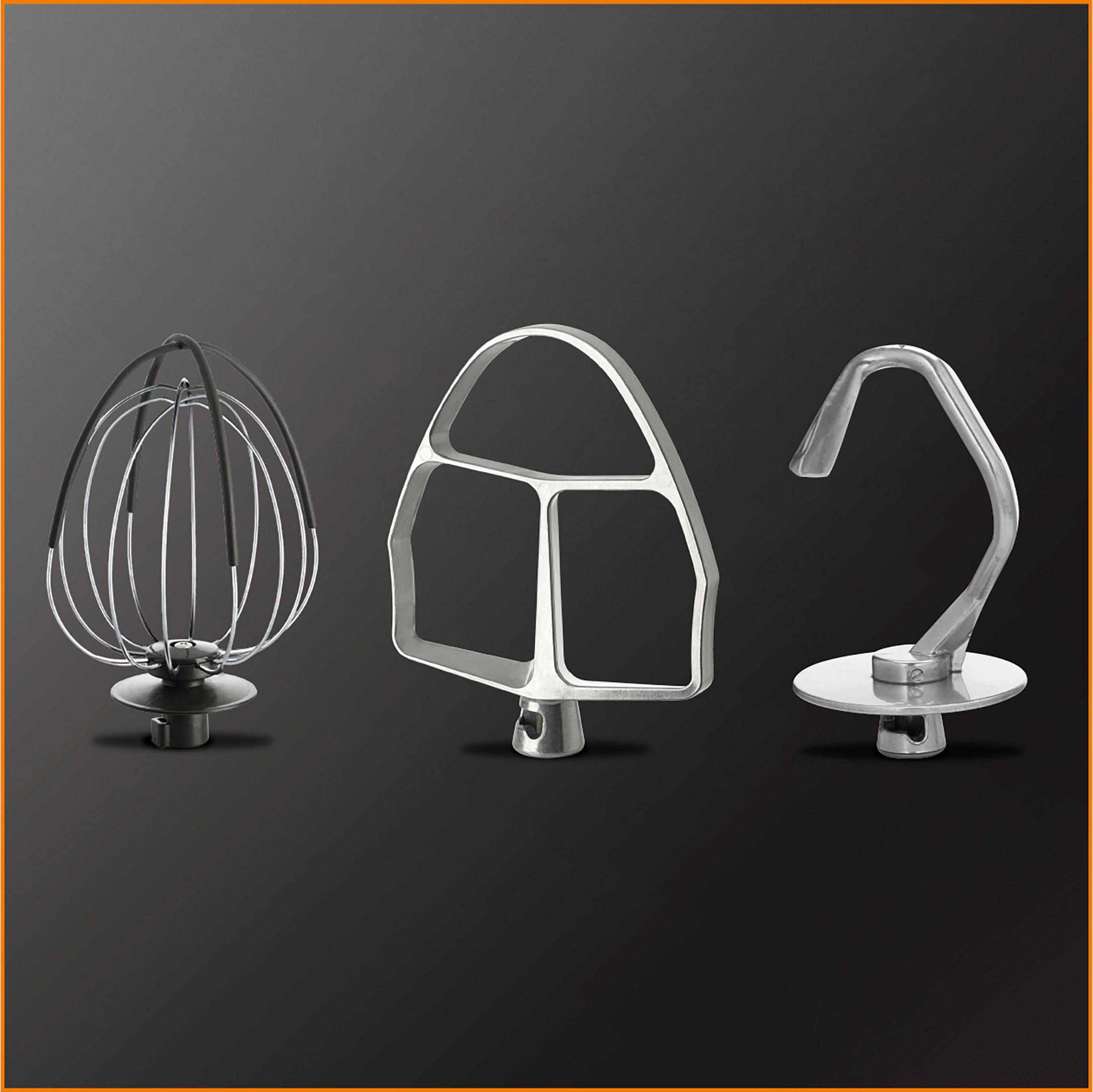 Set di tre accessori per mixer in metallo su sfondo grigio scuro.