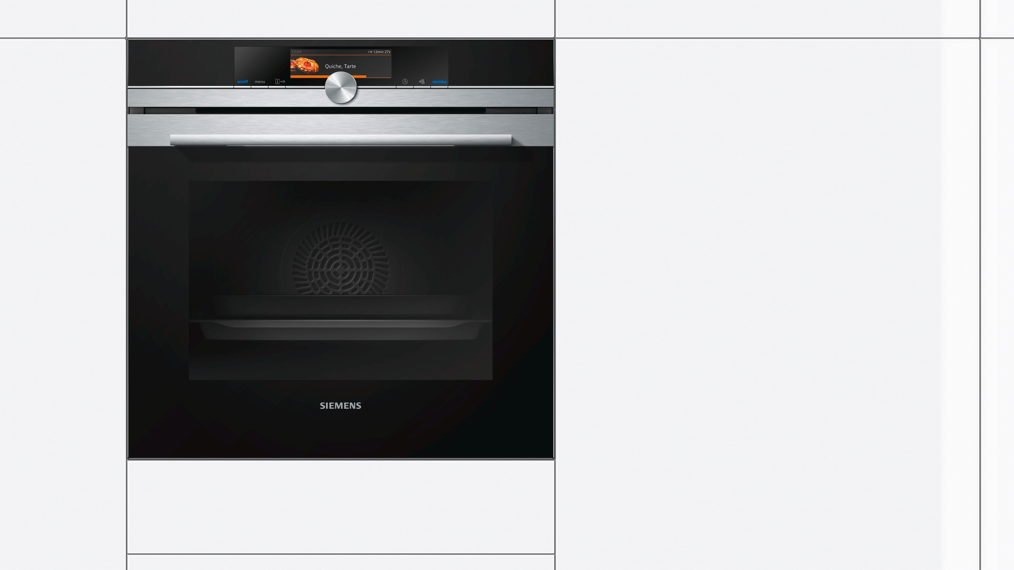 Ingebouwde oven met een zwarte voorkant. Het heeft een bedieningspaneel en het Siemens-logo.