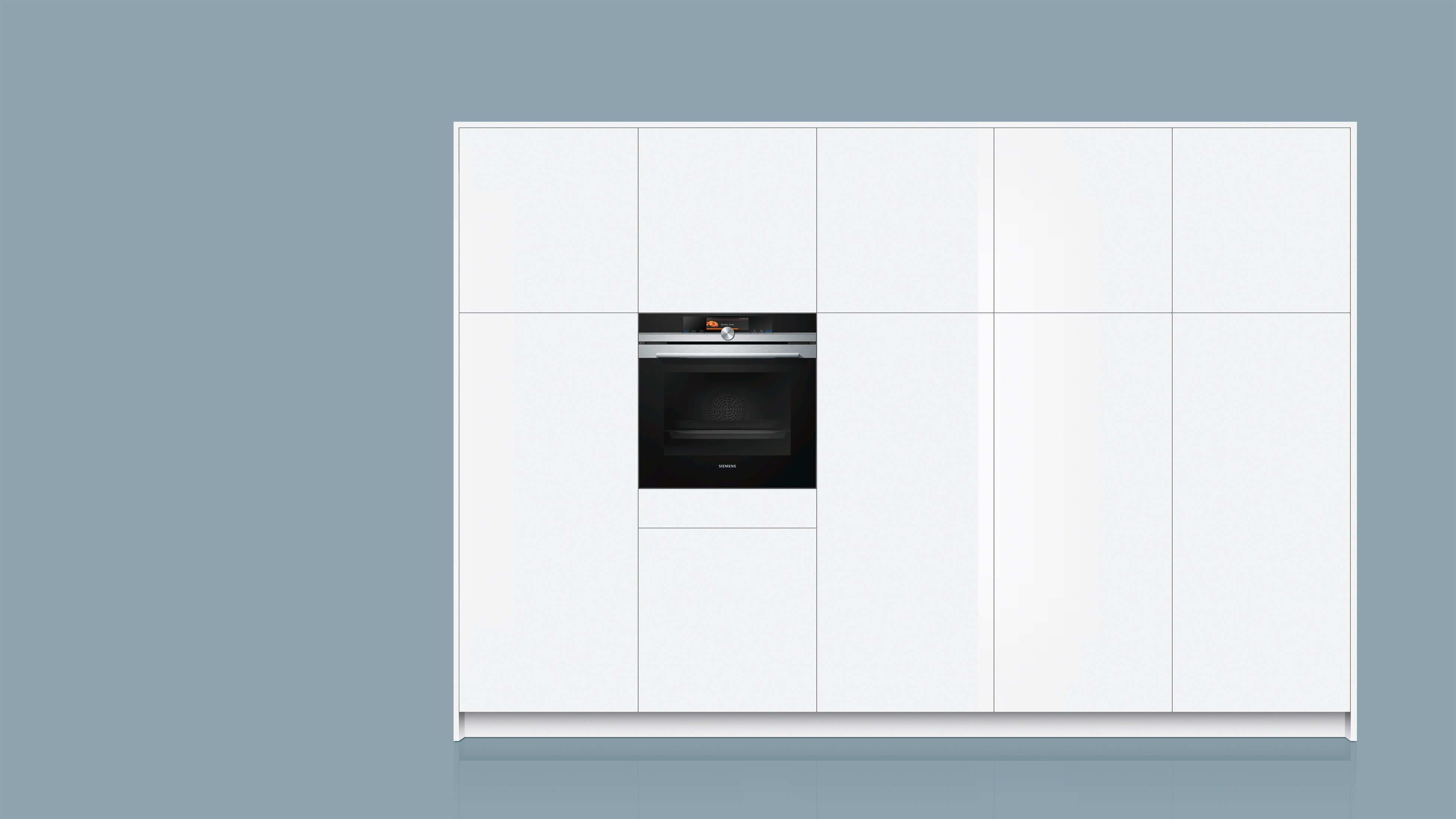 Ingebouwde oven in een witte keukenkast. De oven is zwart met een display.