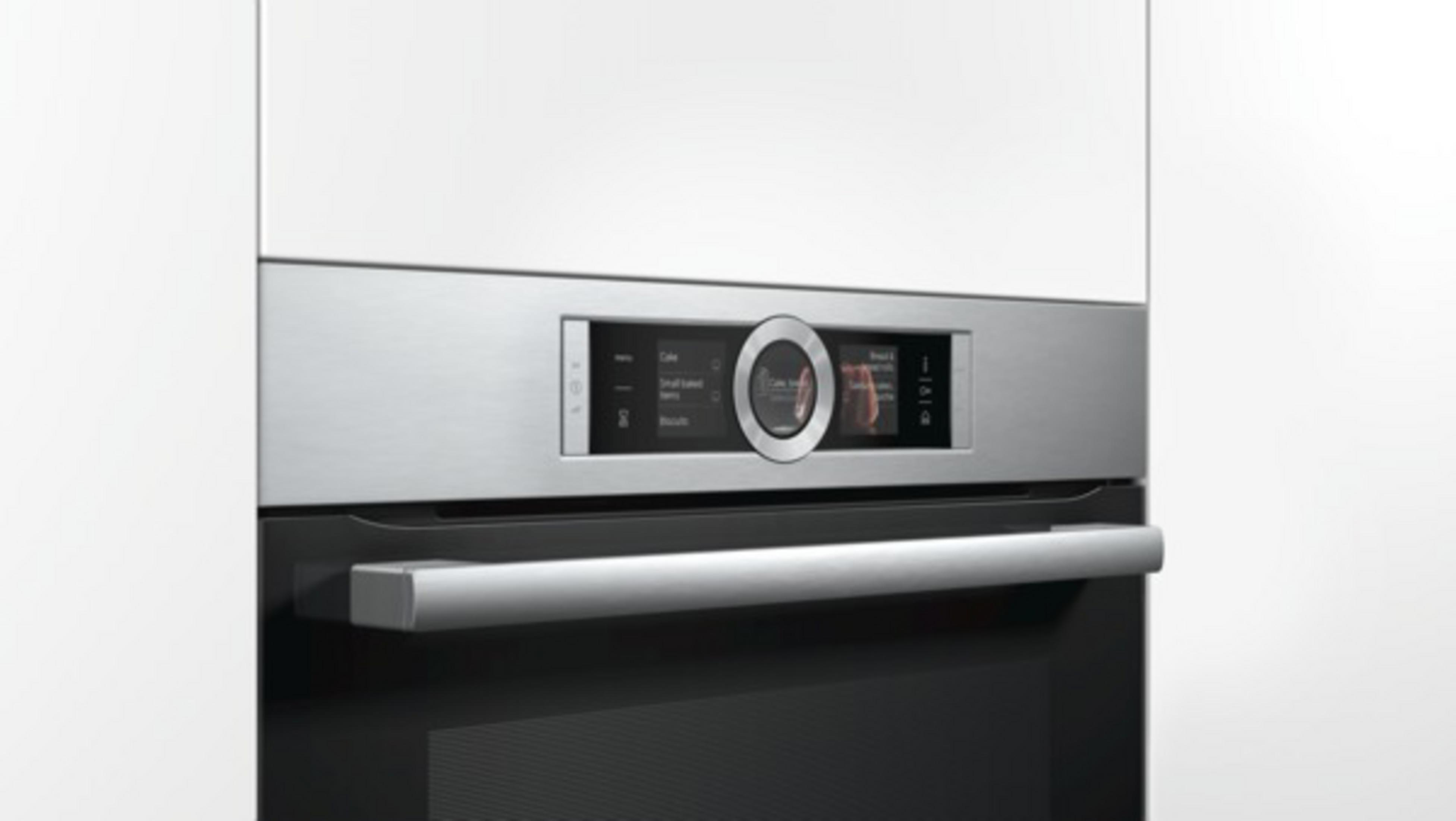 Un pannello di controllo del forno moderno con schermo, pulsanti e un quadrante.