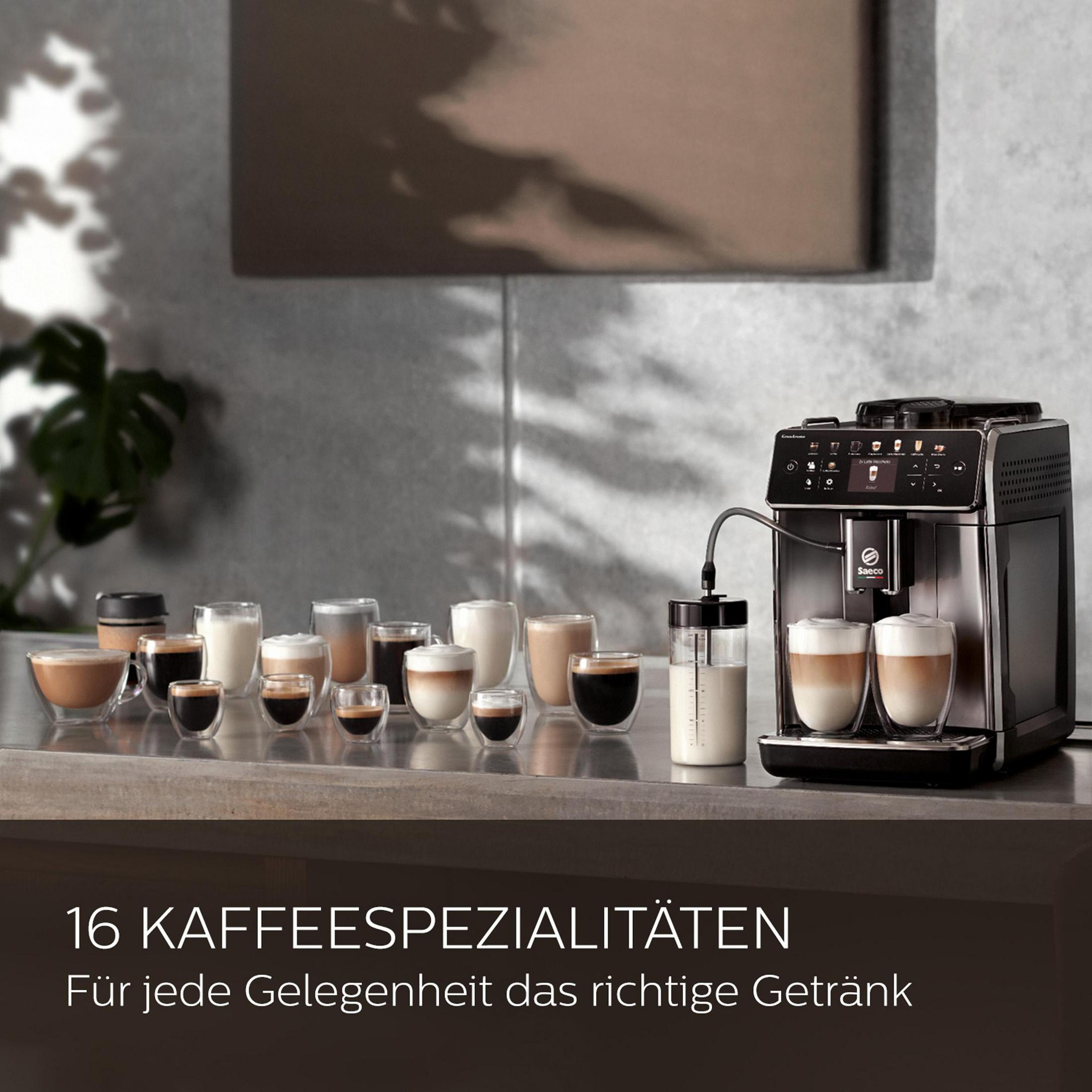 Kaffeemaschine mit verschiedenen Kaffeetassen auf der Theke und Text 16 Kaffeespezialitäten.