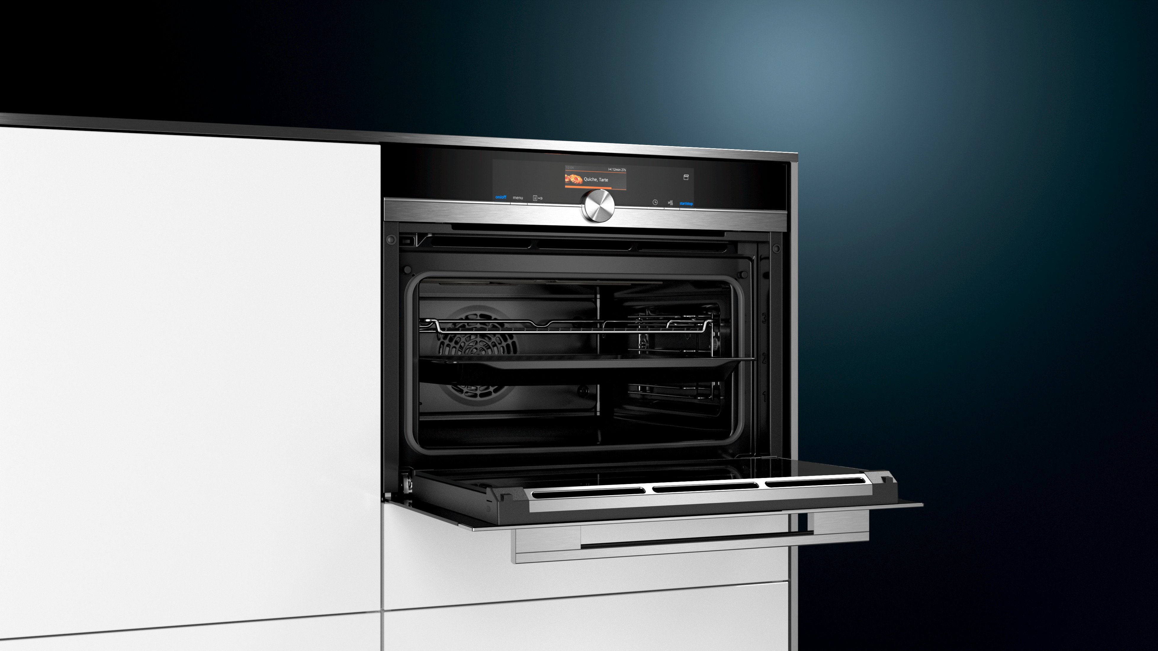 Primer plano del interior del horno, con la puerta abierta. Pantalla digital y panel de control visibles.
