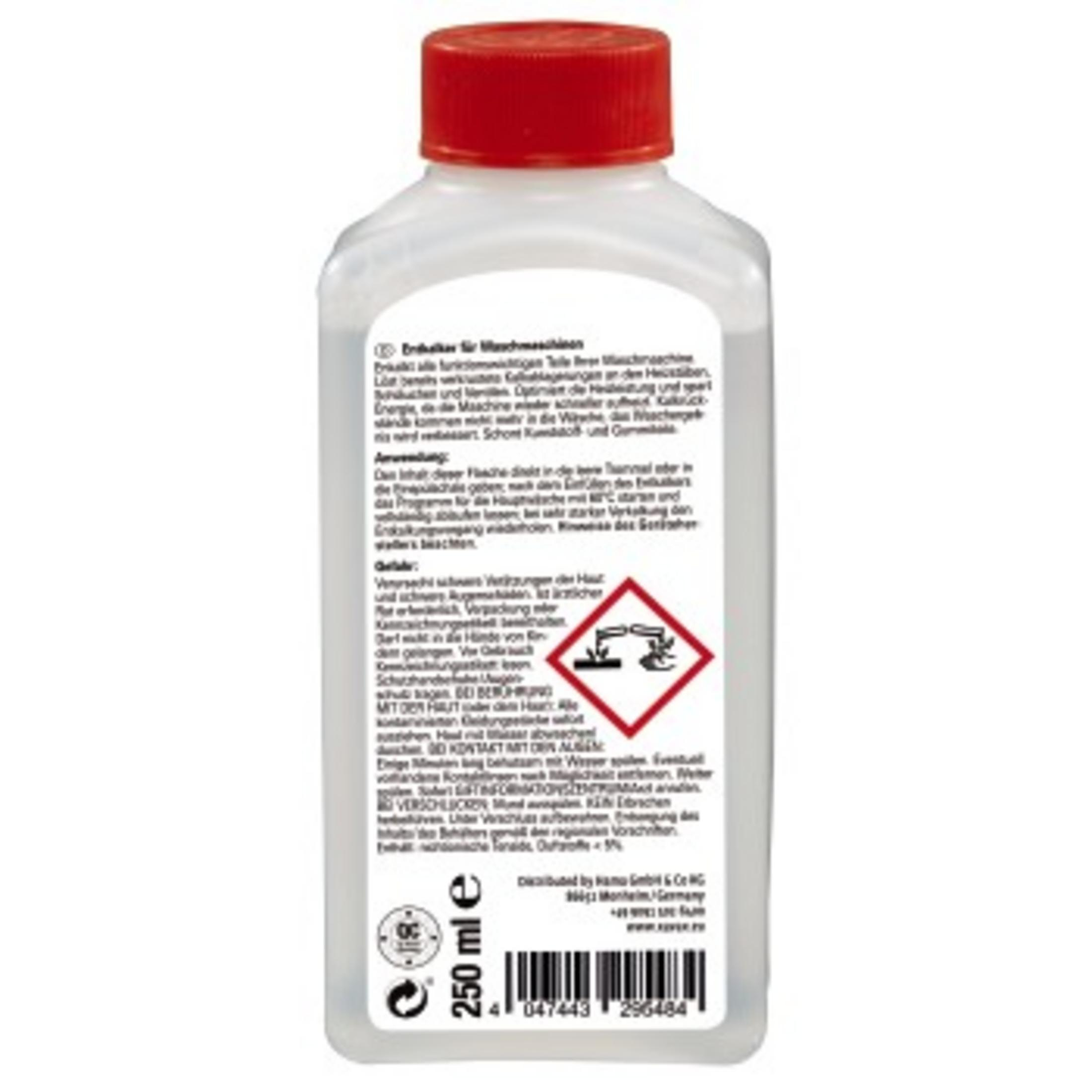 Klare Flasche mit rotem Deckel, weißes Etikett mit Text. Enthält Flüssigkeit, evtl. für Waschmaschine.