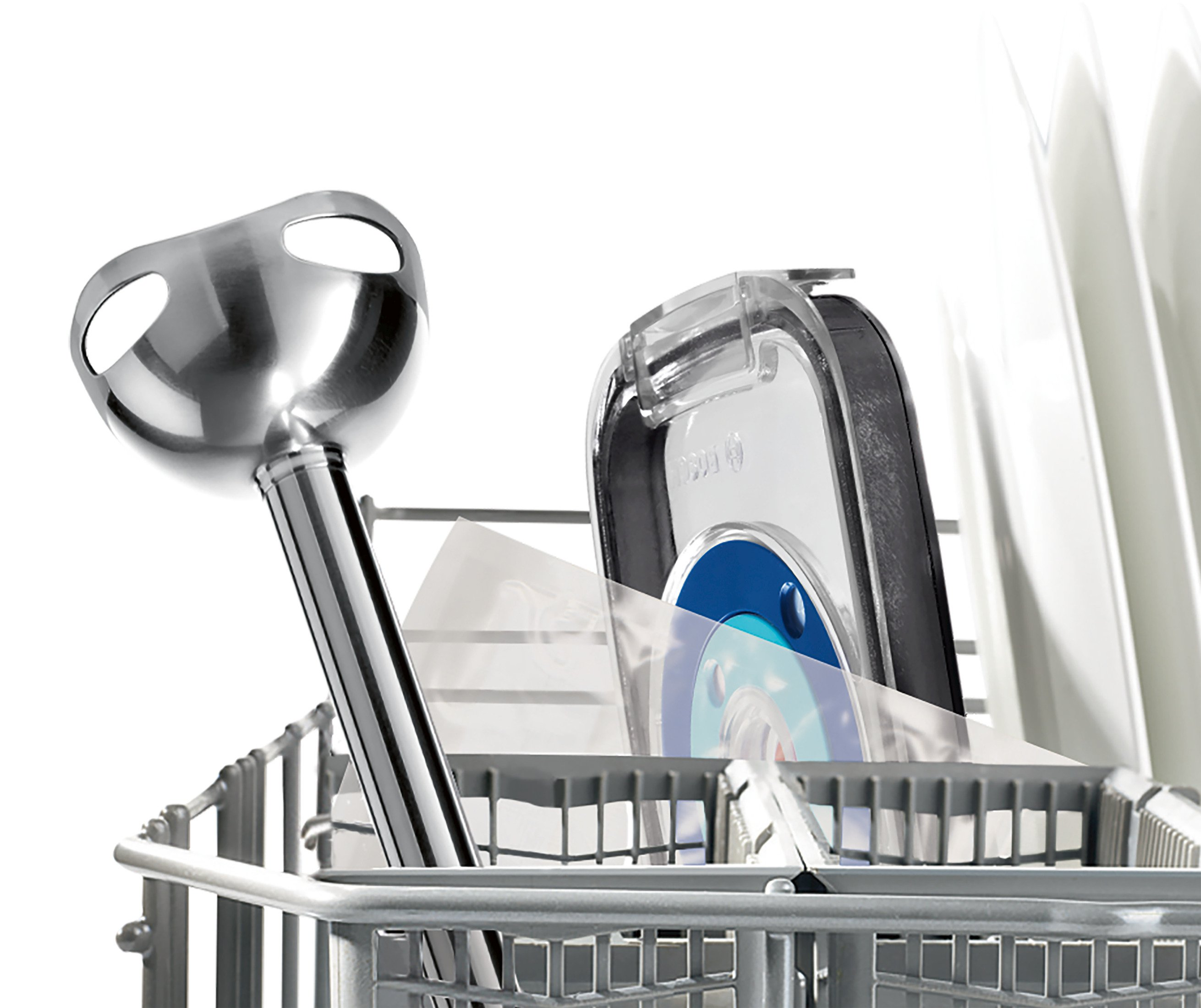 Vaatwasser met blender onderdelen in de mand.
