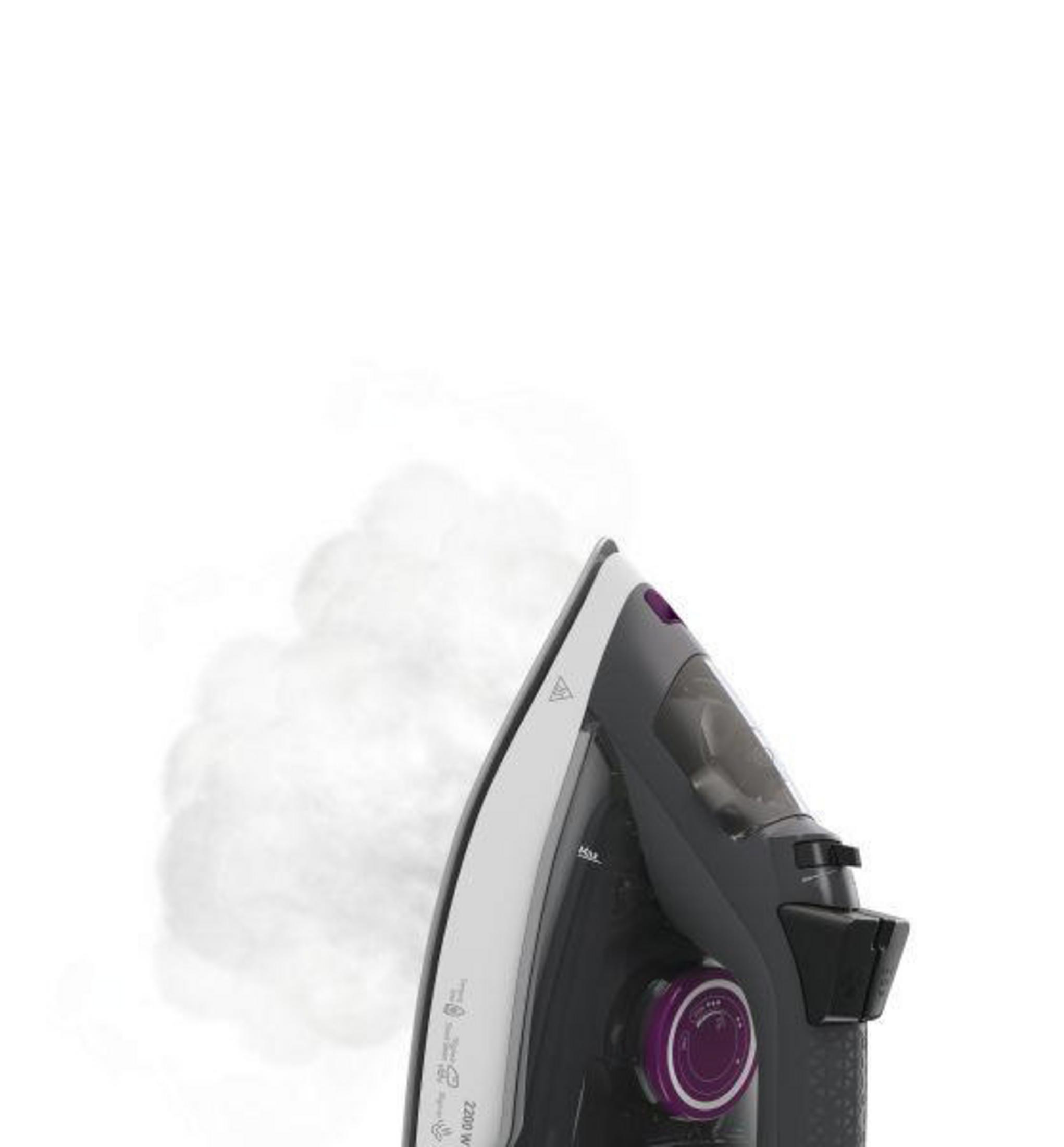Żelazko z wydobywającą się parą, białe tło. Żelazko jest ciemnoszare i ma fioletowe akcenty.