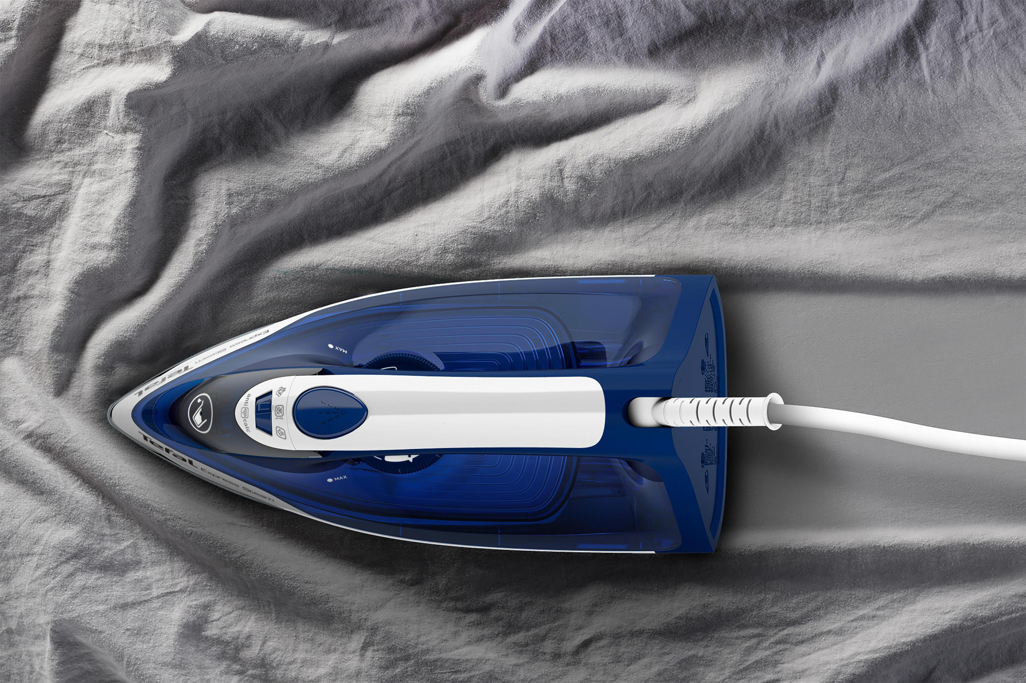 Una plancha sobre una sábana gris. Plancha azul y blanca con cable blanco.