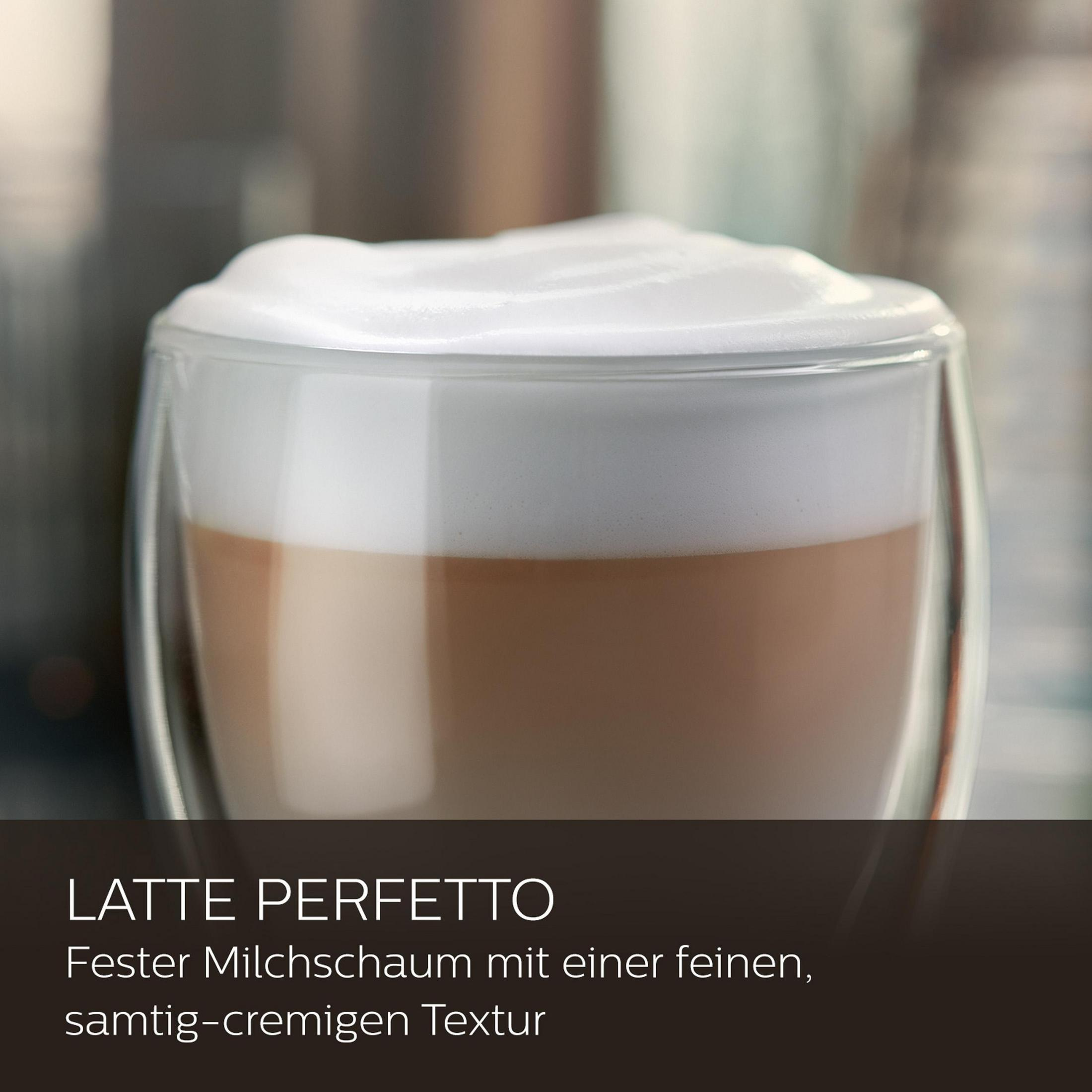 Ein Glas Latte mit einer dicken Schicht geschäumter Milch.