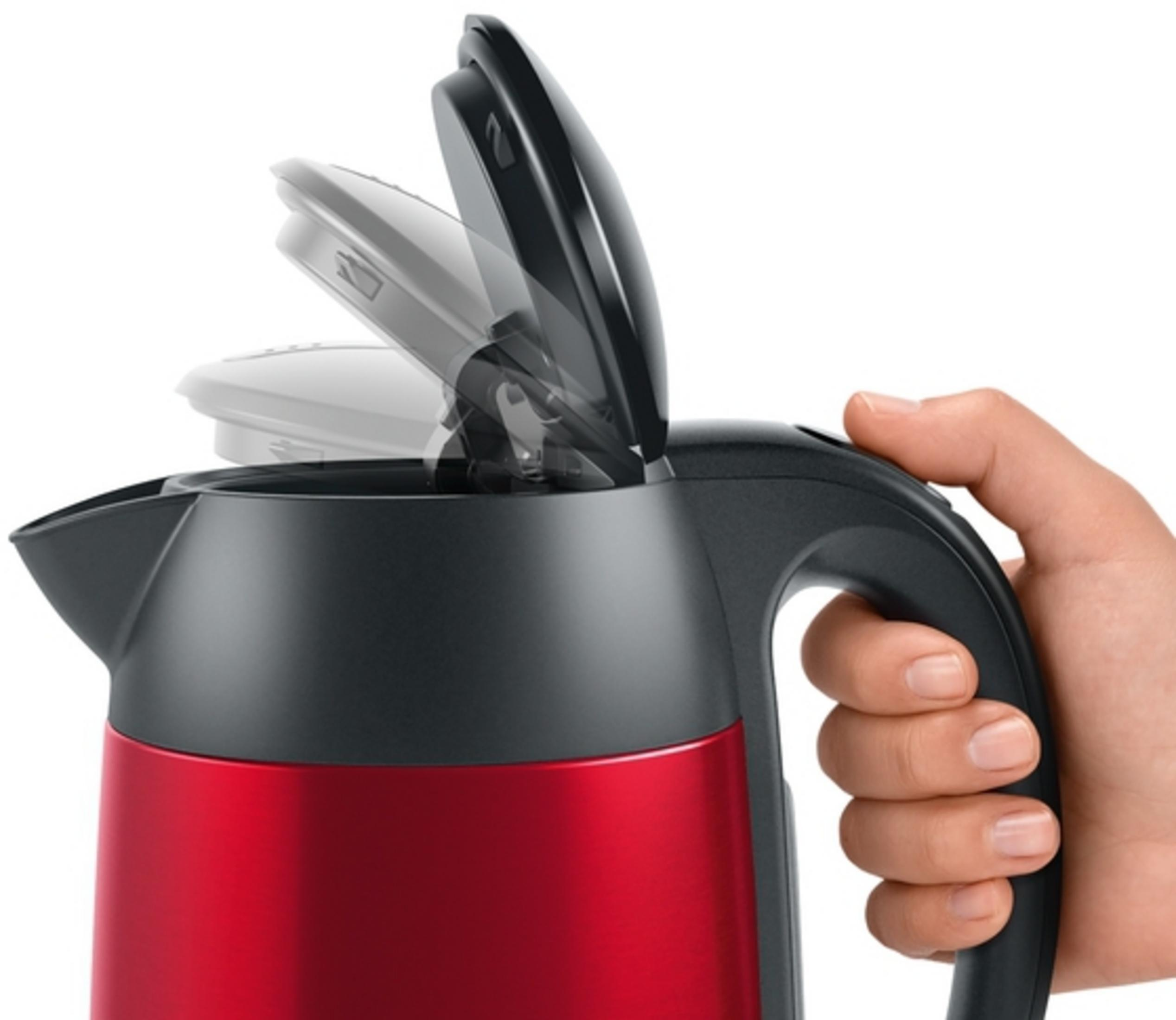 Czerwony i czarny czajnik elektryczny z otwartą pokrywą, trzymany w dłoni.