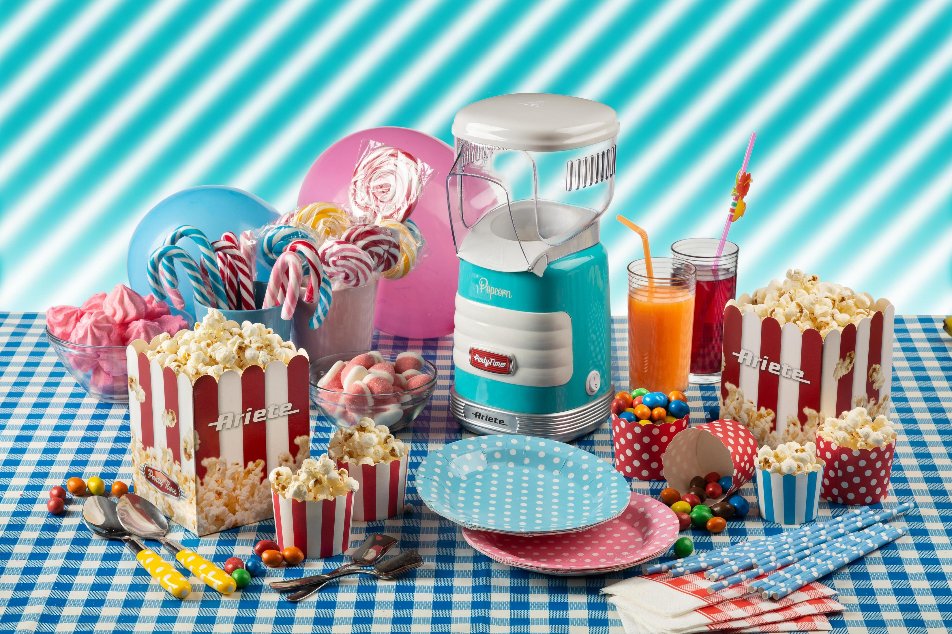 Scena imprezy z popcornem, cukierkami, napojami i maszyną do popcornu na szachownicy.