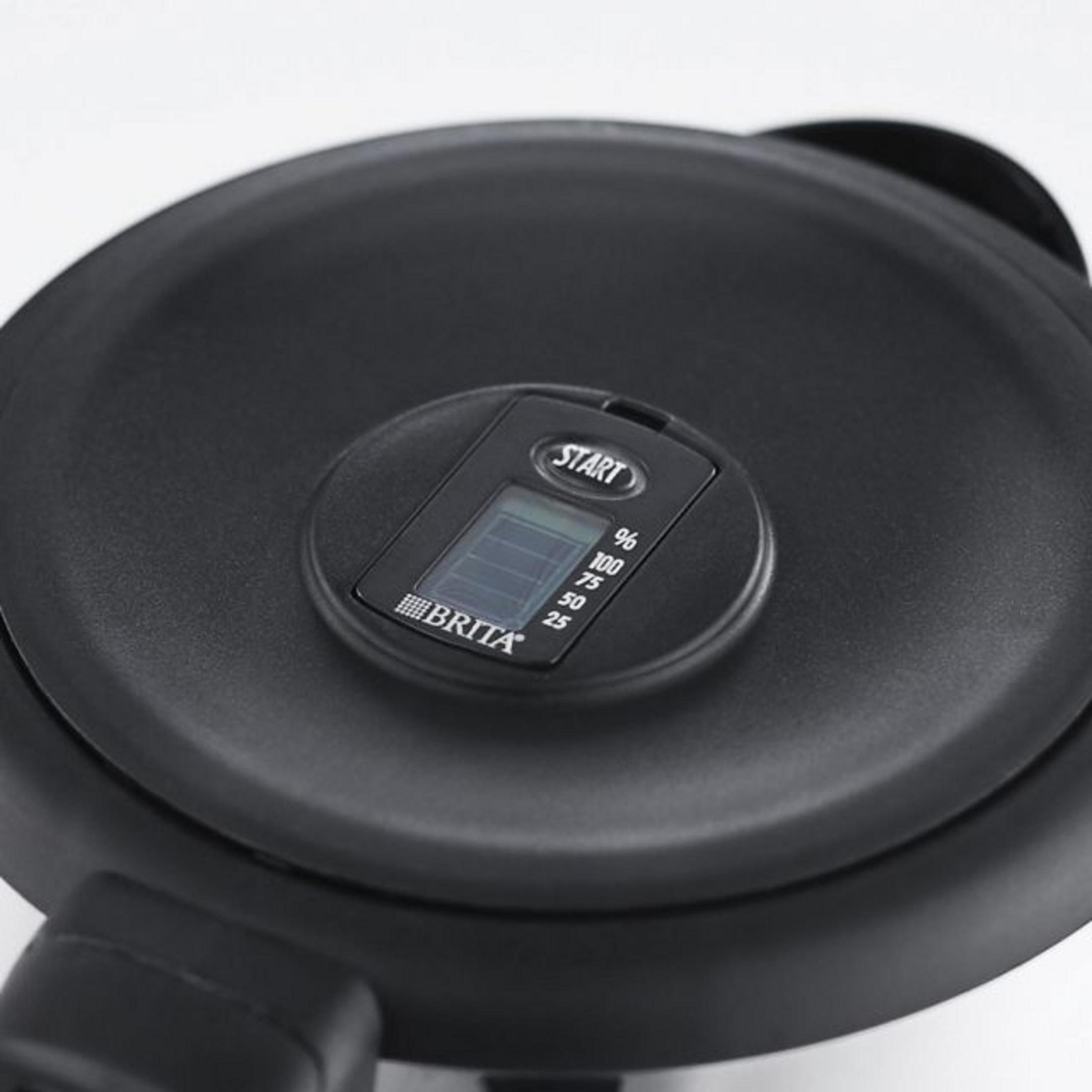 Czarna podstawa czajnika z wyświetlaczem cyfrowym pokazującym procent poziomu wody.