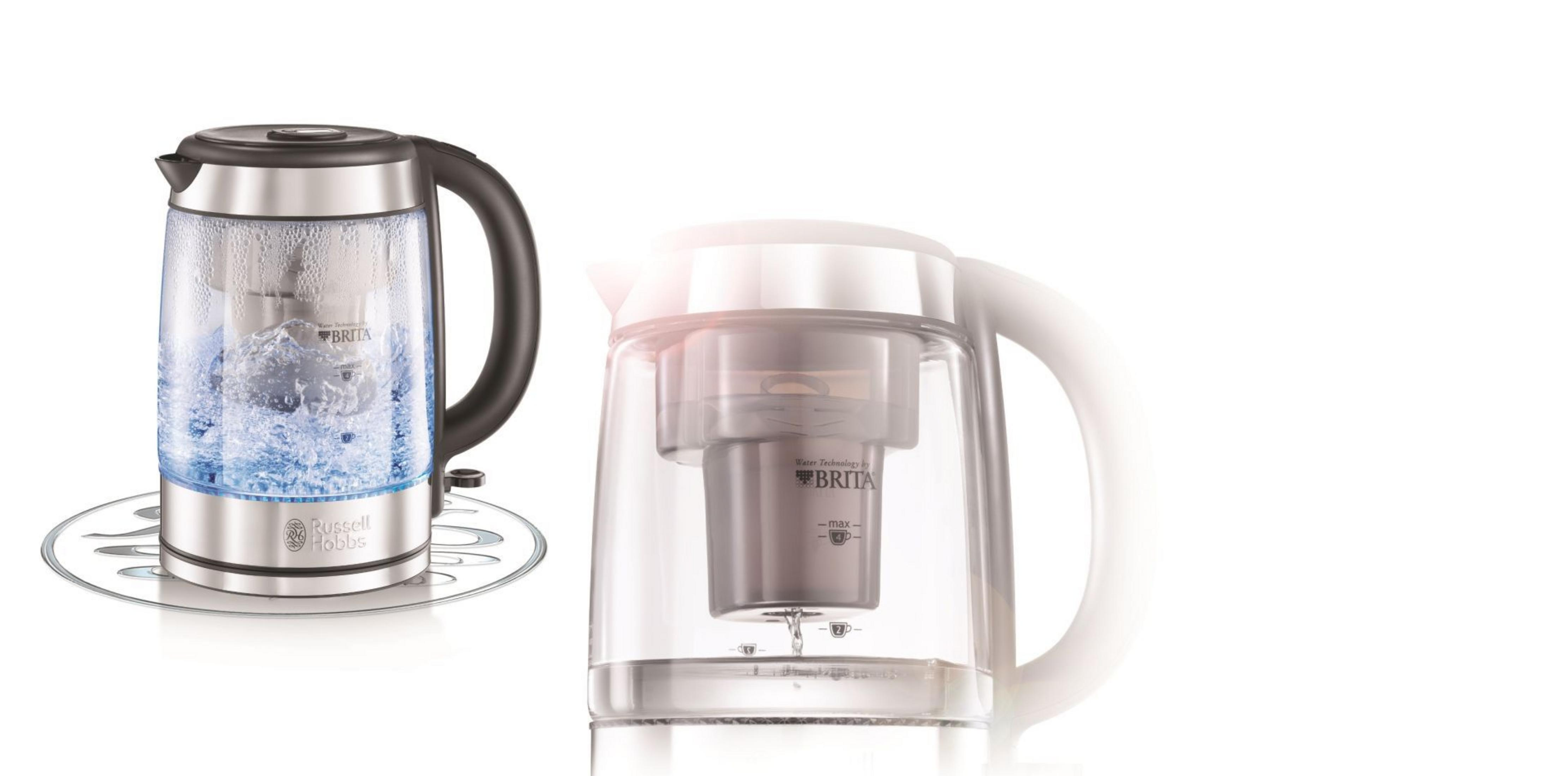 Dwa czajniki: przezroczysty szklany czajnik z lodem i srebrny czajnik z filtrem wody.