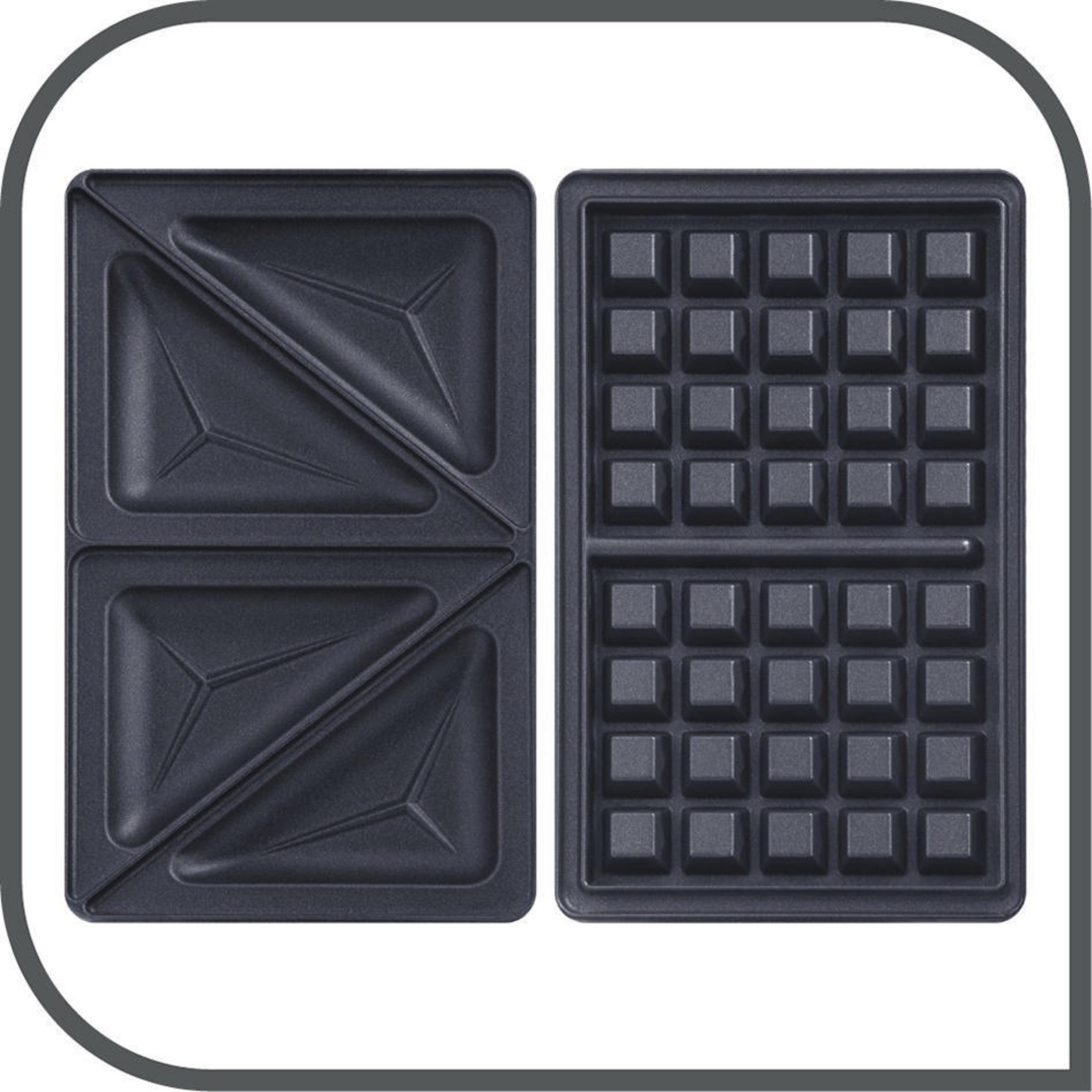 Otwarta gofrownica, ze wzorem gofrów na płytach grzewczych. Ciemnoszary kolor. Białe tło.