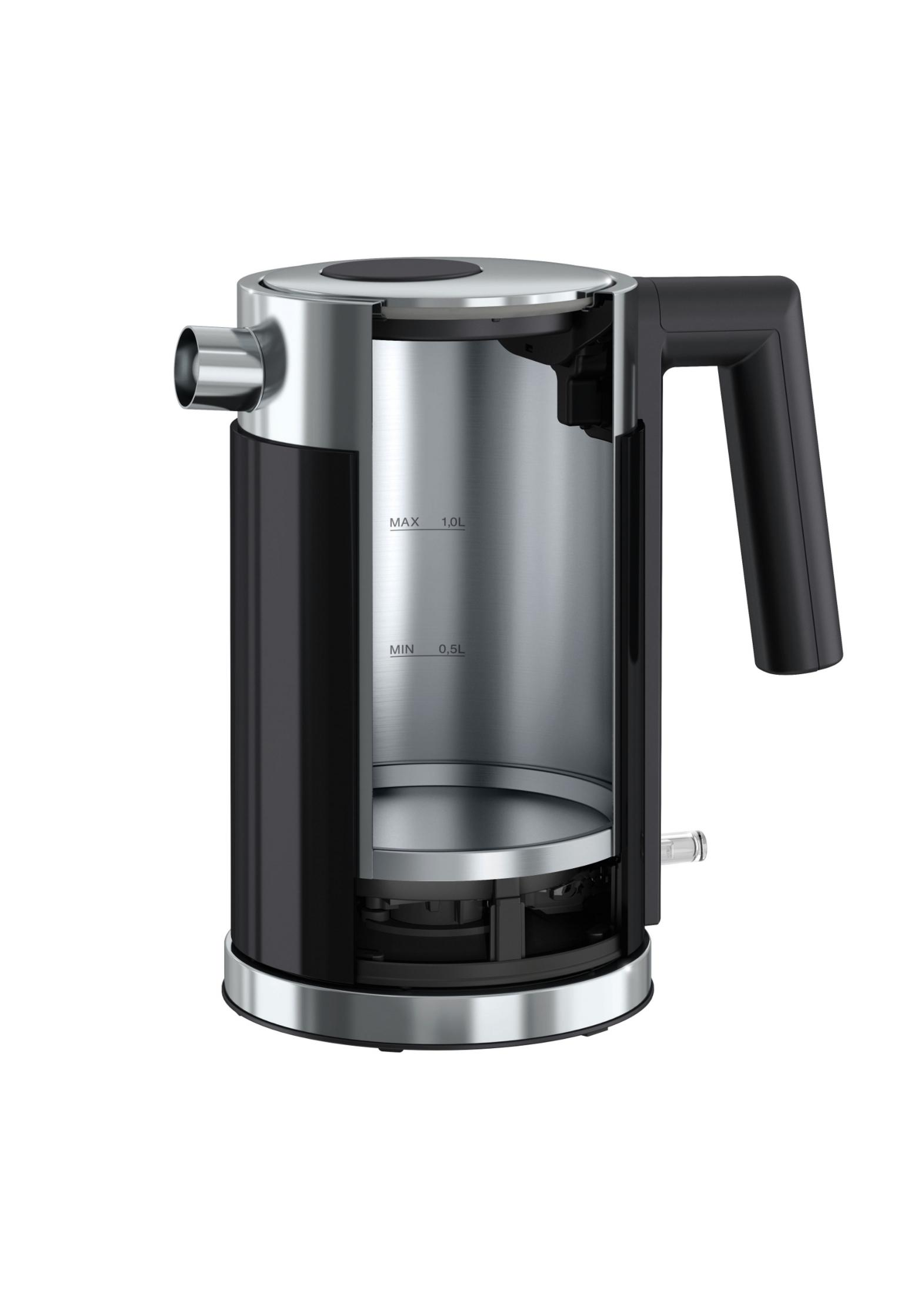 Czarny i srebrny czajnik elektryczny. Czajnik jest przecięty. Czajnik stoi na białym tle.