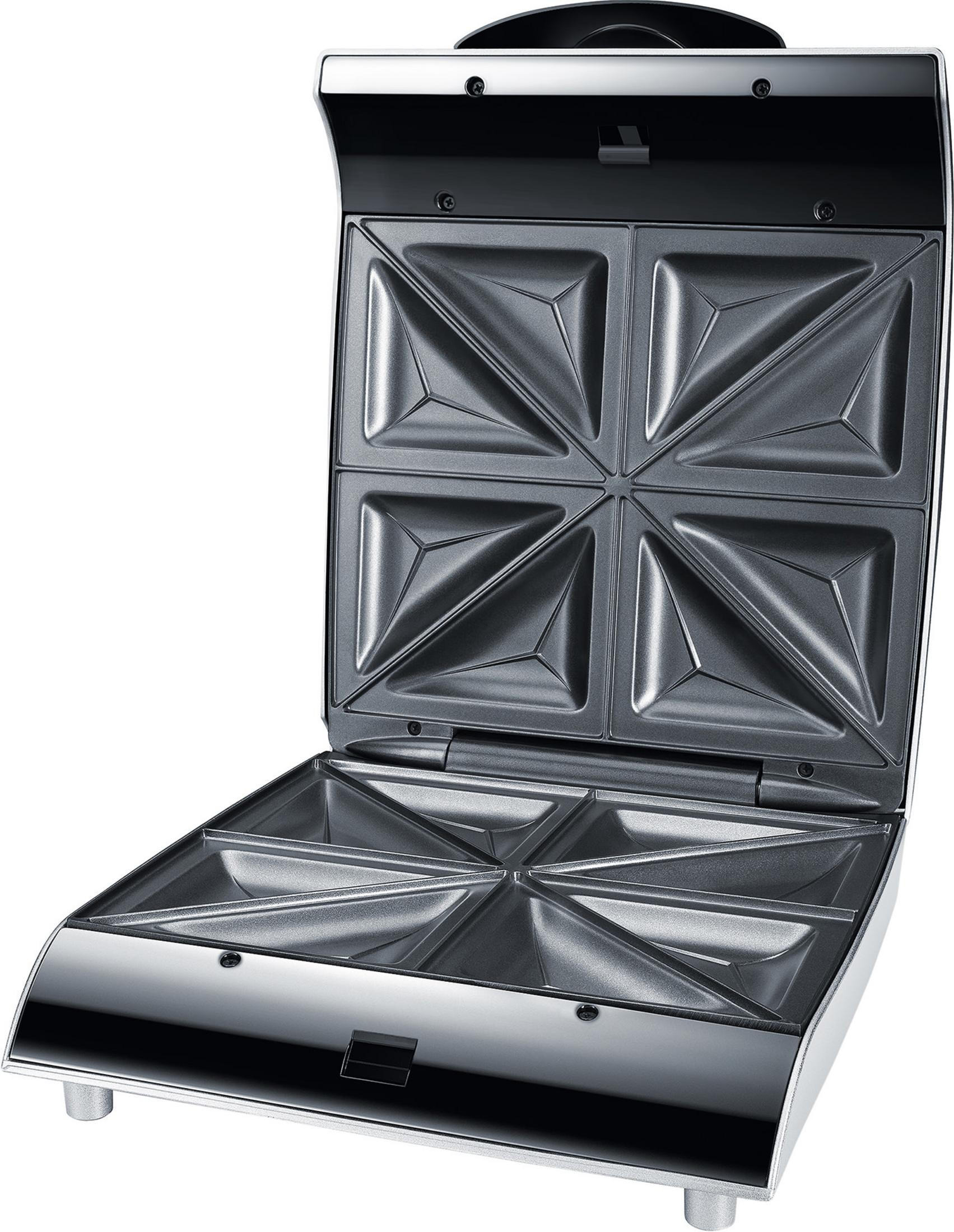 Sandwich maker aperto con quattro sezioni triangolari, interno metallico lucido.