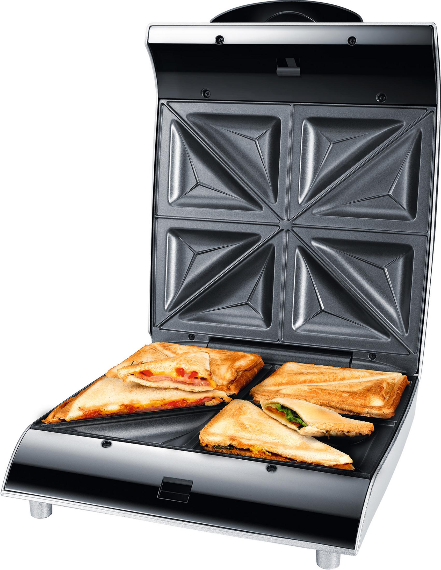 Sandwich maker aperto con quattro toast all'interno. Interno nero e rifiniture argentate.