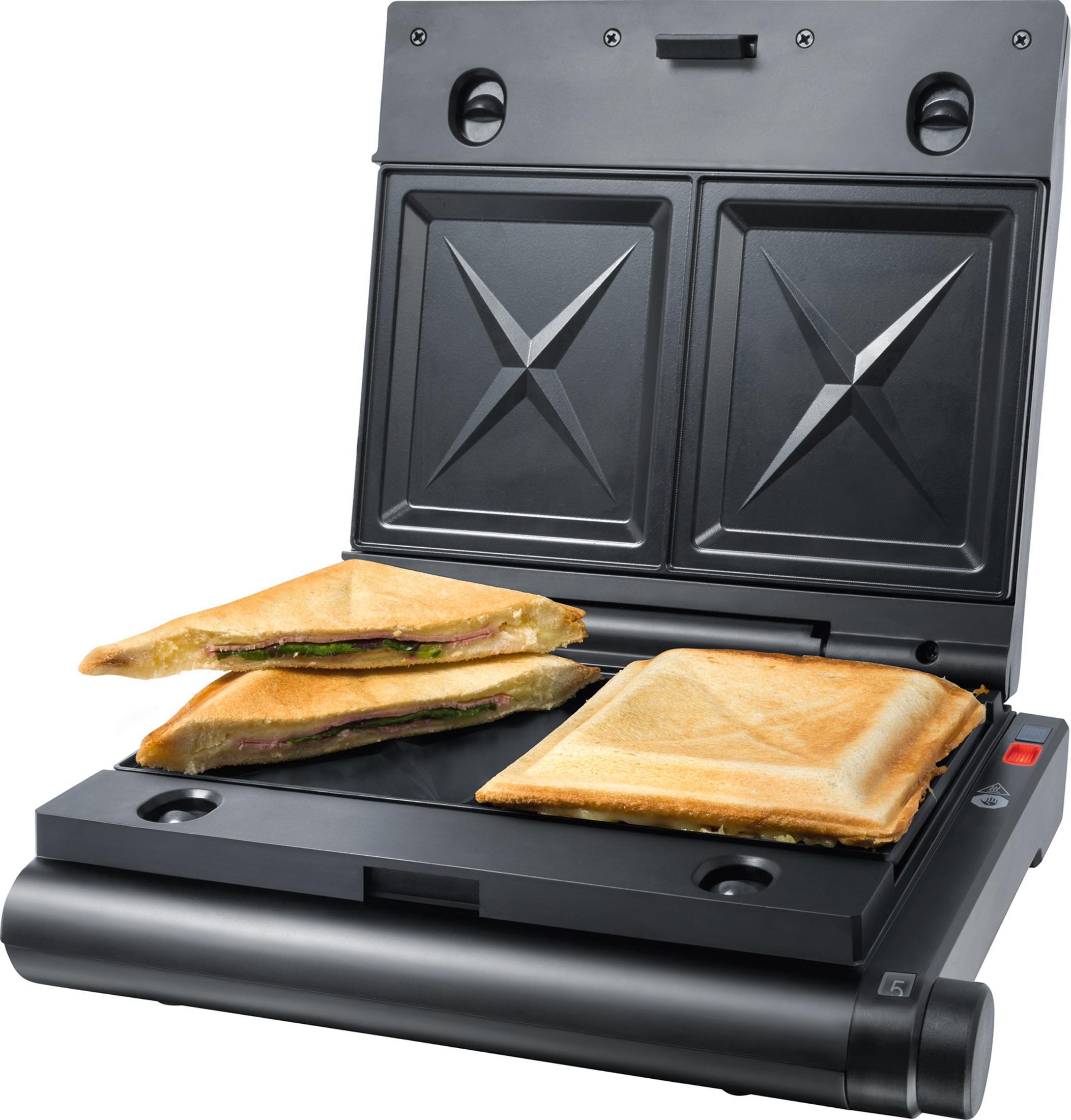 Sandwichmaker mit drei Sandwiches. Zwei sind geschnitten. Schwarze Oberfläche mit roter Einschalttaste.