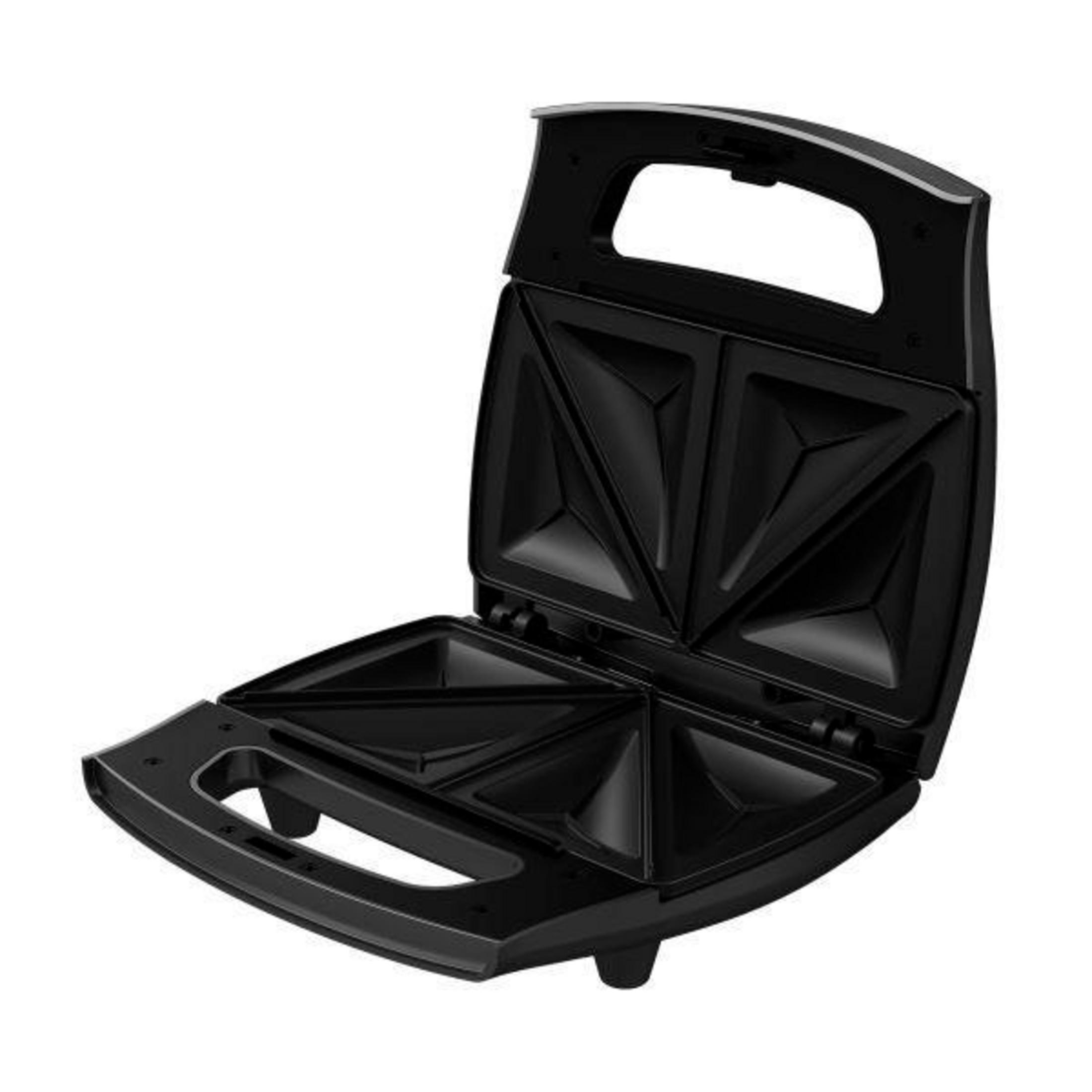 Otwarty czarny opiekacz do kanapek, pokazujący wnętrze.