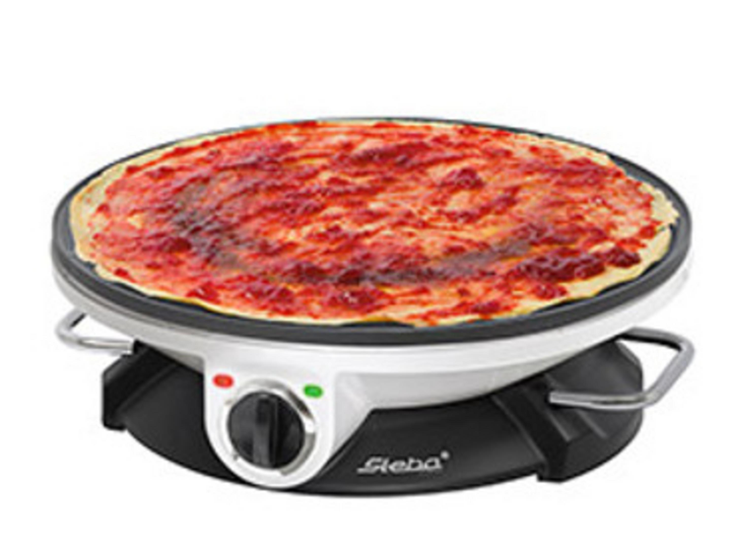 Pizza auf einem Pizzamaker. Rote Soße ist sichtbar.