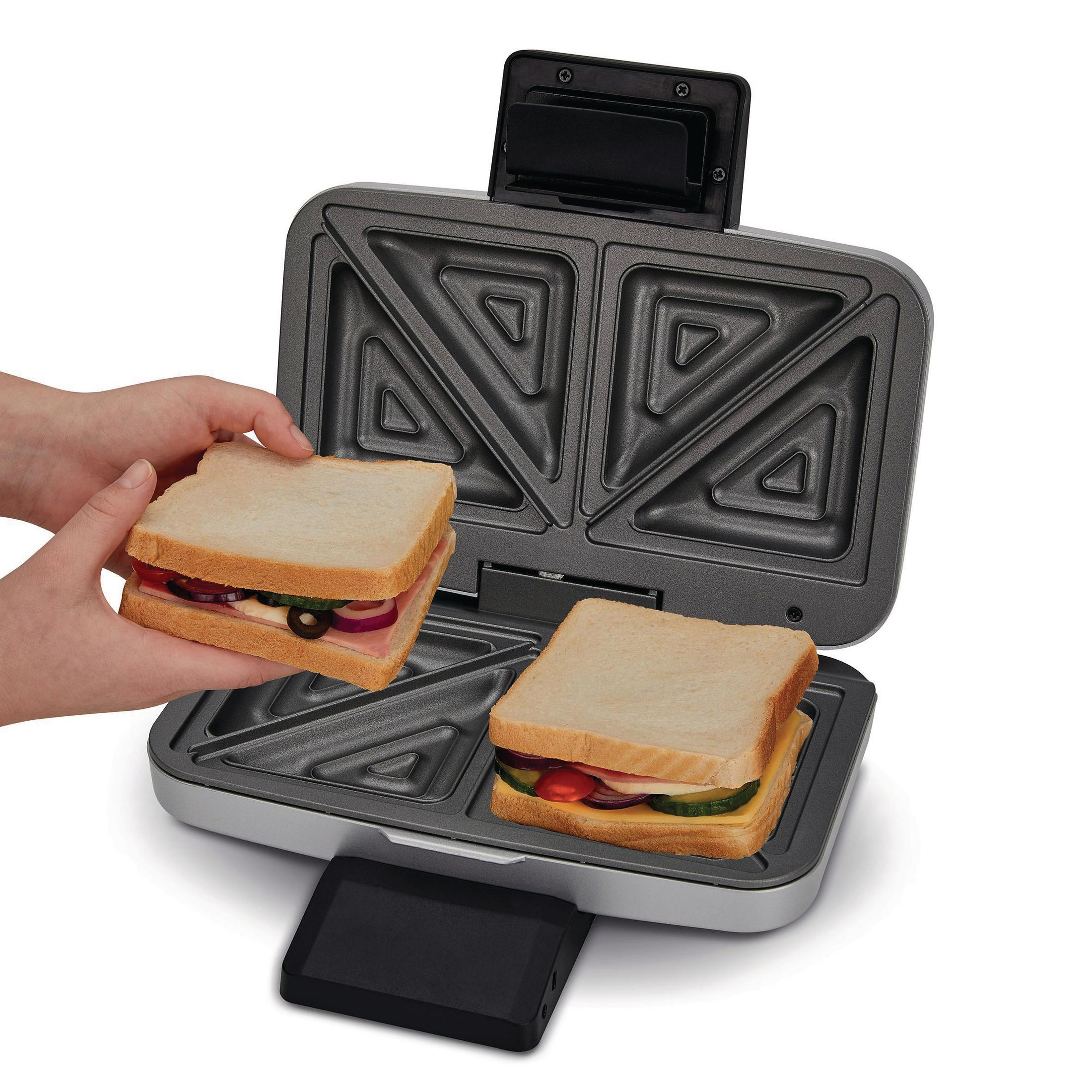 Urządzenie do kanapek, otwarte, z dwiema kanapkami. Białe tło.