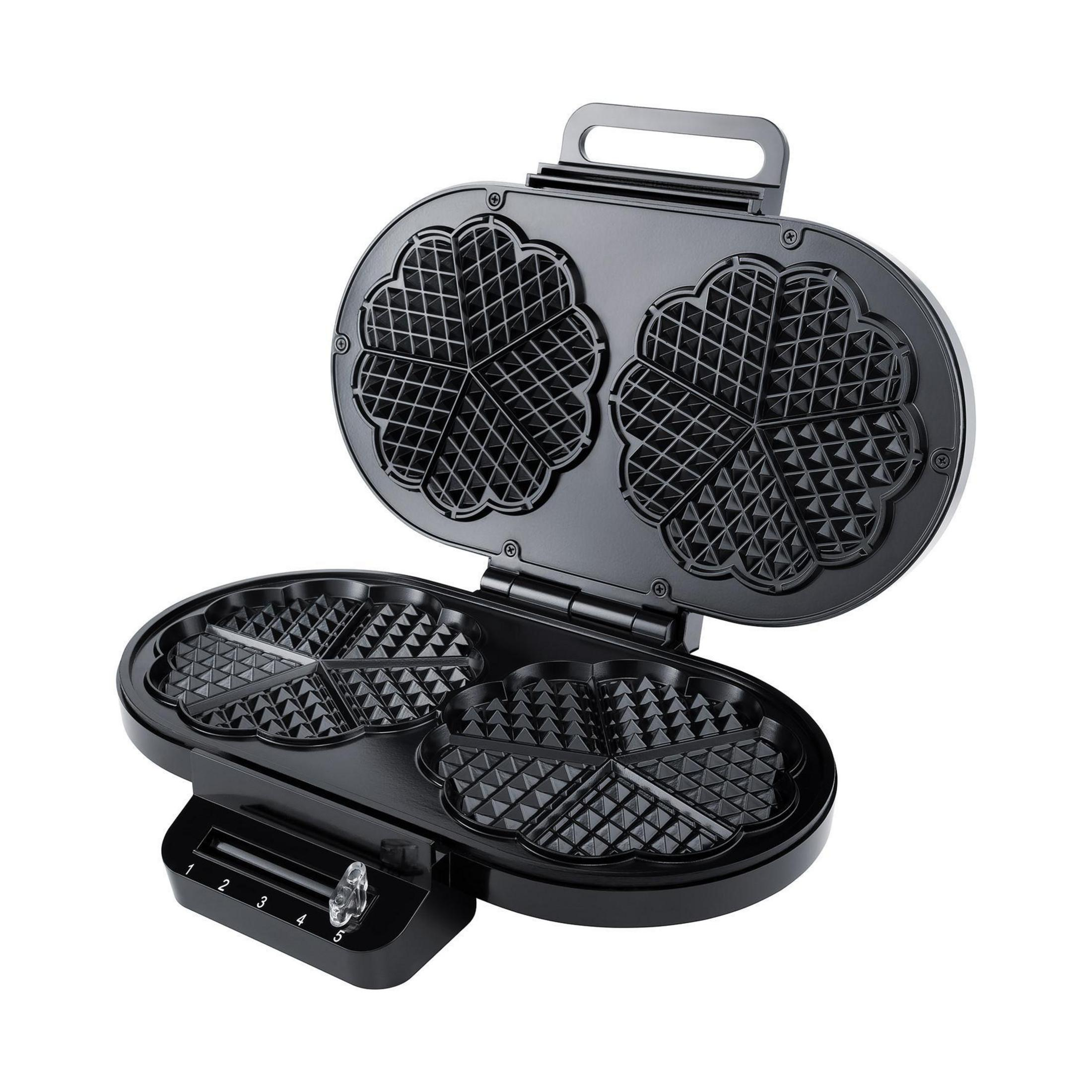 Una macchina per waffle nera con forme a cuore, aperta su sfondo bianco.
