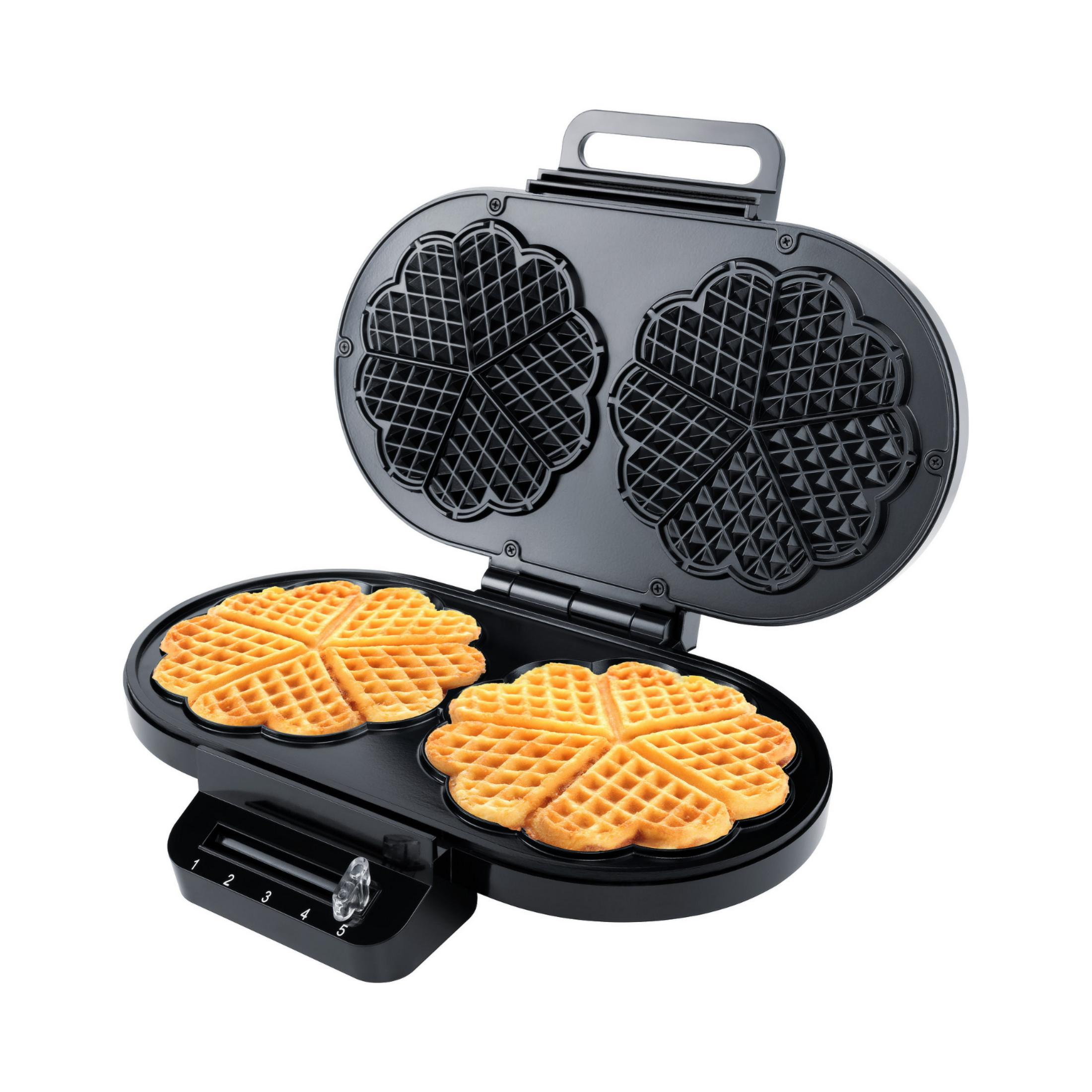 Macchina per waffle nera con due waffle a forma di cuore.
