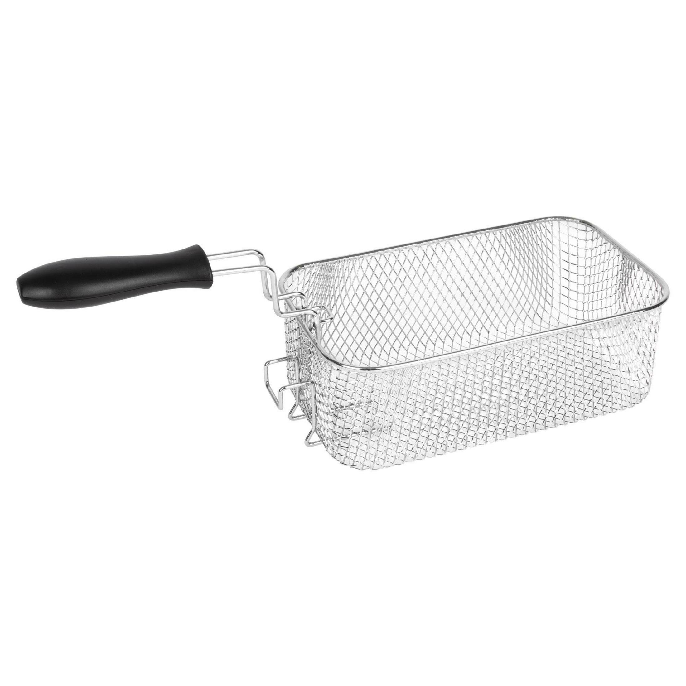 Kosz do frytkownicy ze stali nierdzewnej z czarnym uchwytem, ​​izolowany na białym tle.