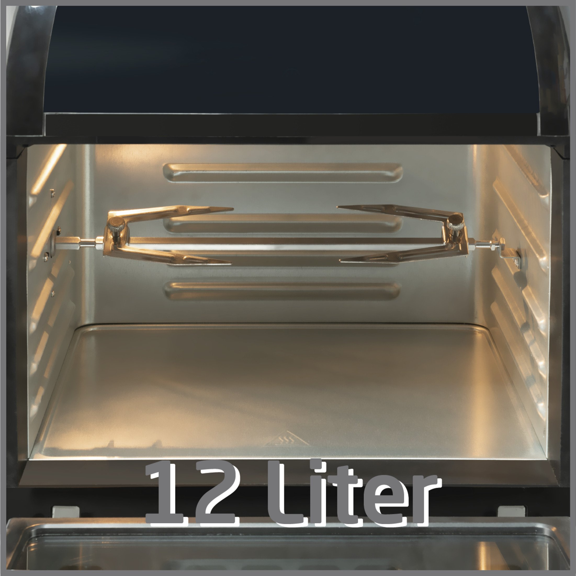 Im Inneren eines schwarzen 12-Liter-Ofens mit Drehspieß und Backblech.