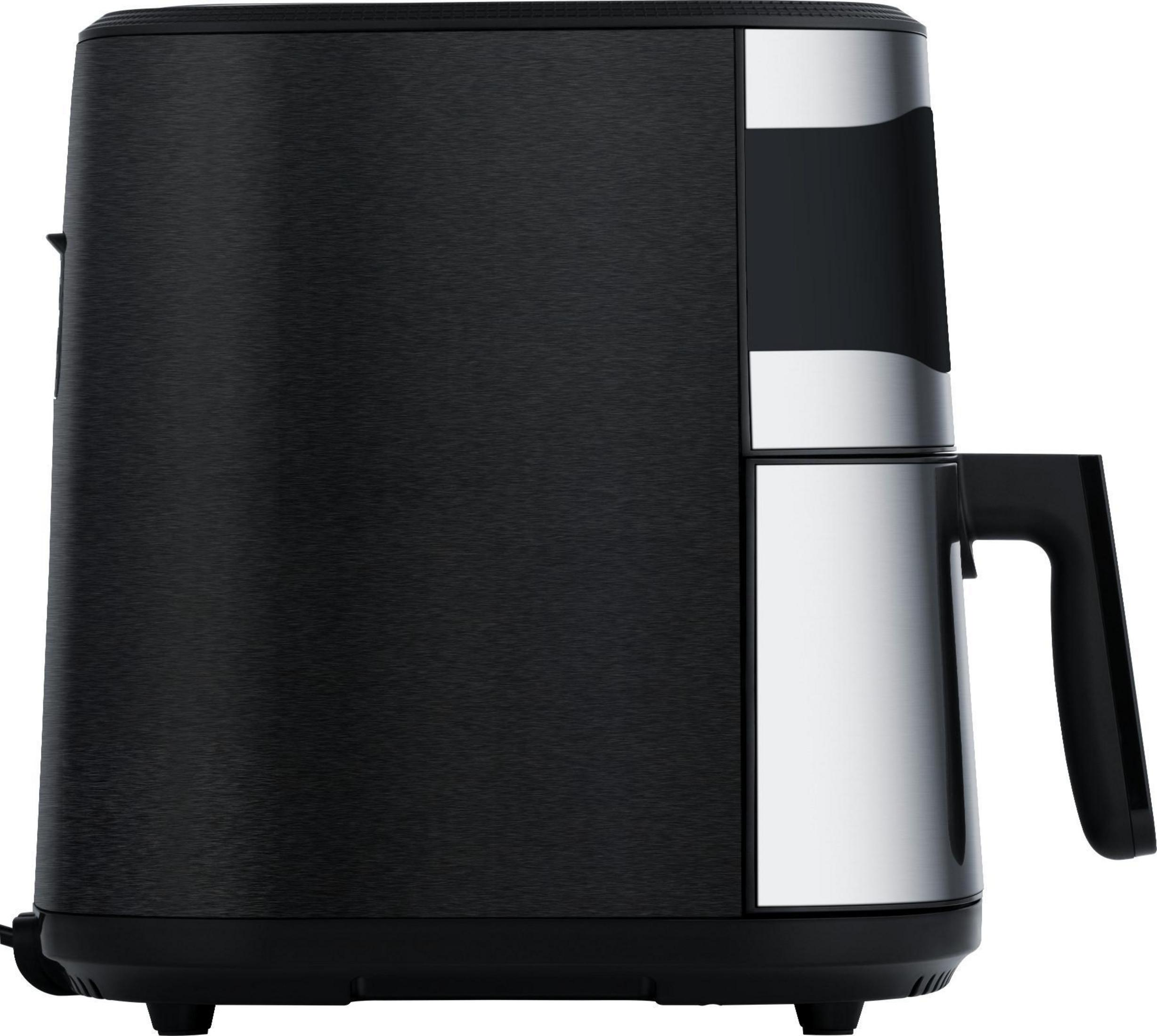 Een zwarte airfryer met een handvat en een zilveren gedeelte, tegen een neutrale achtergrond.