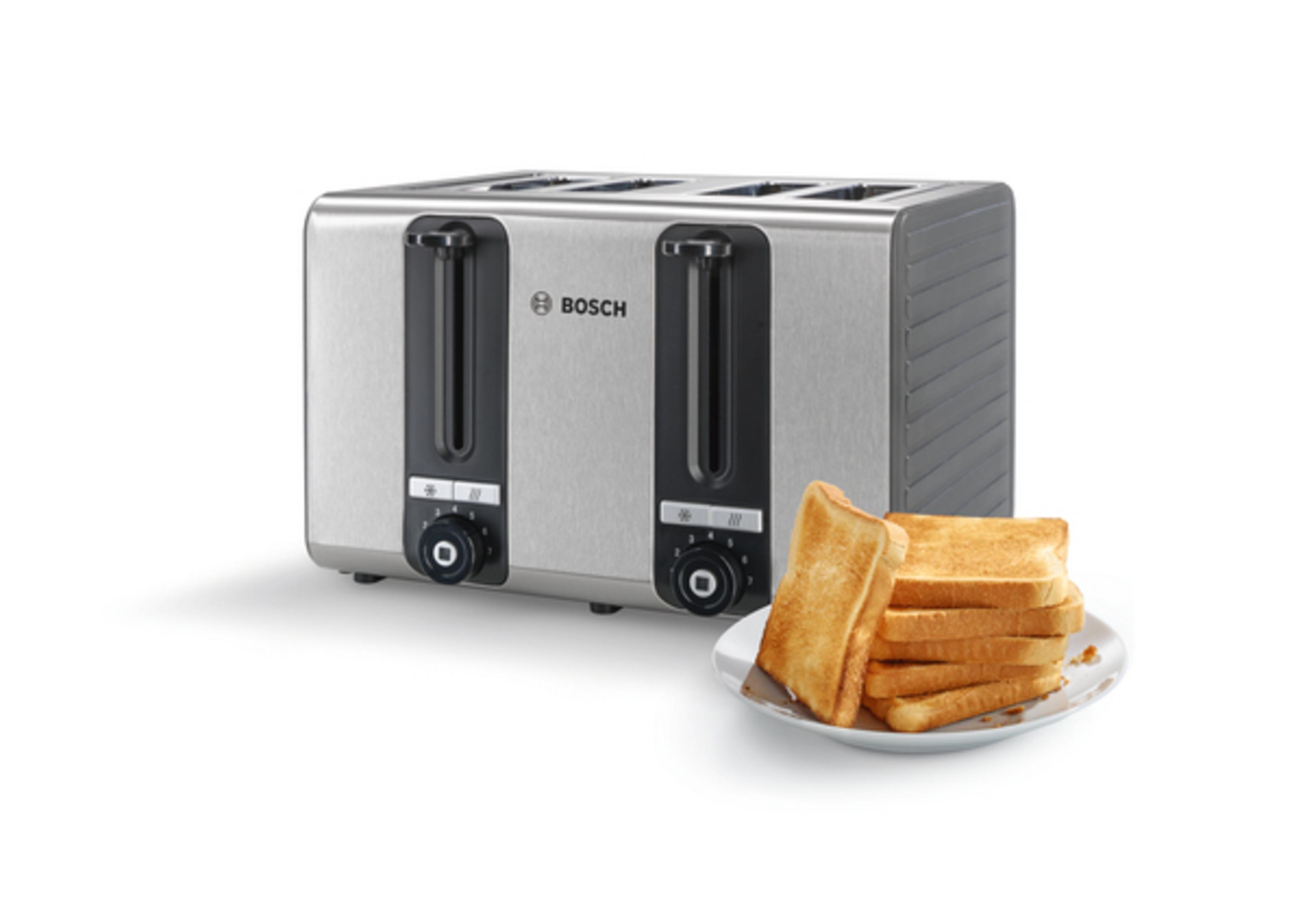 Ein silberner Bosch-Toaster mit vier Schlitzen neben einem Teller mit Toastscheiben.