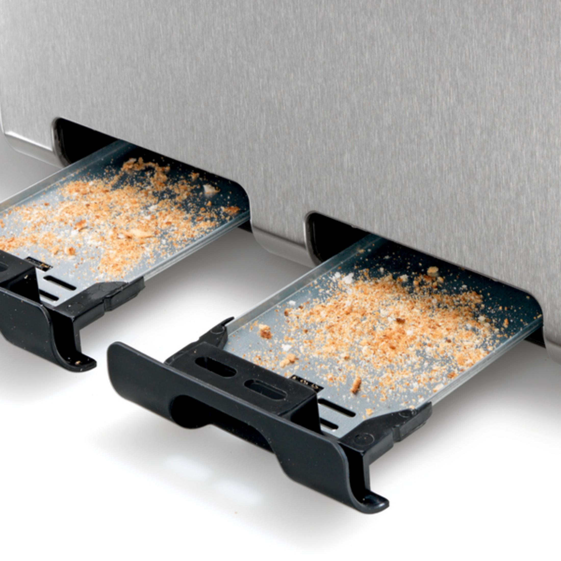 Toaster mit herausgezogenen Krümelschalen, gefüllt mit Brotkrümeln.