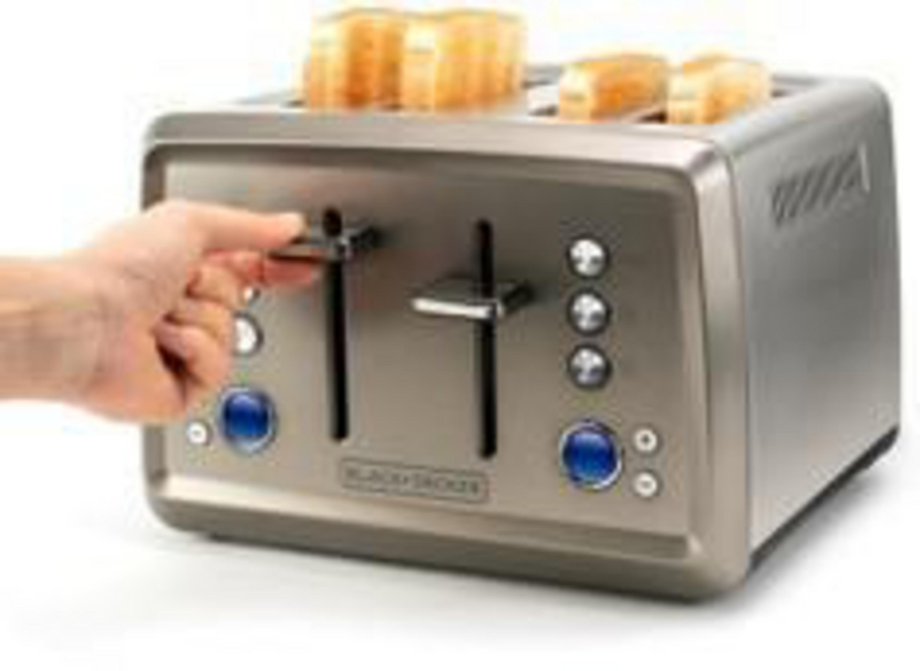 Ein Toaster aus Edelstahl mit zwei Schlitzen. Eine Hand drückt den Hebel, um Brotscheiben zu toasten.