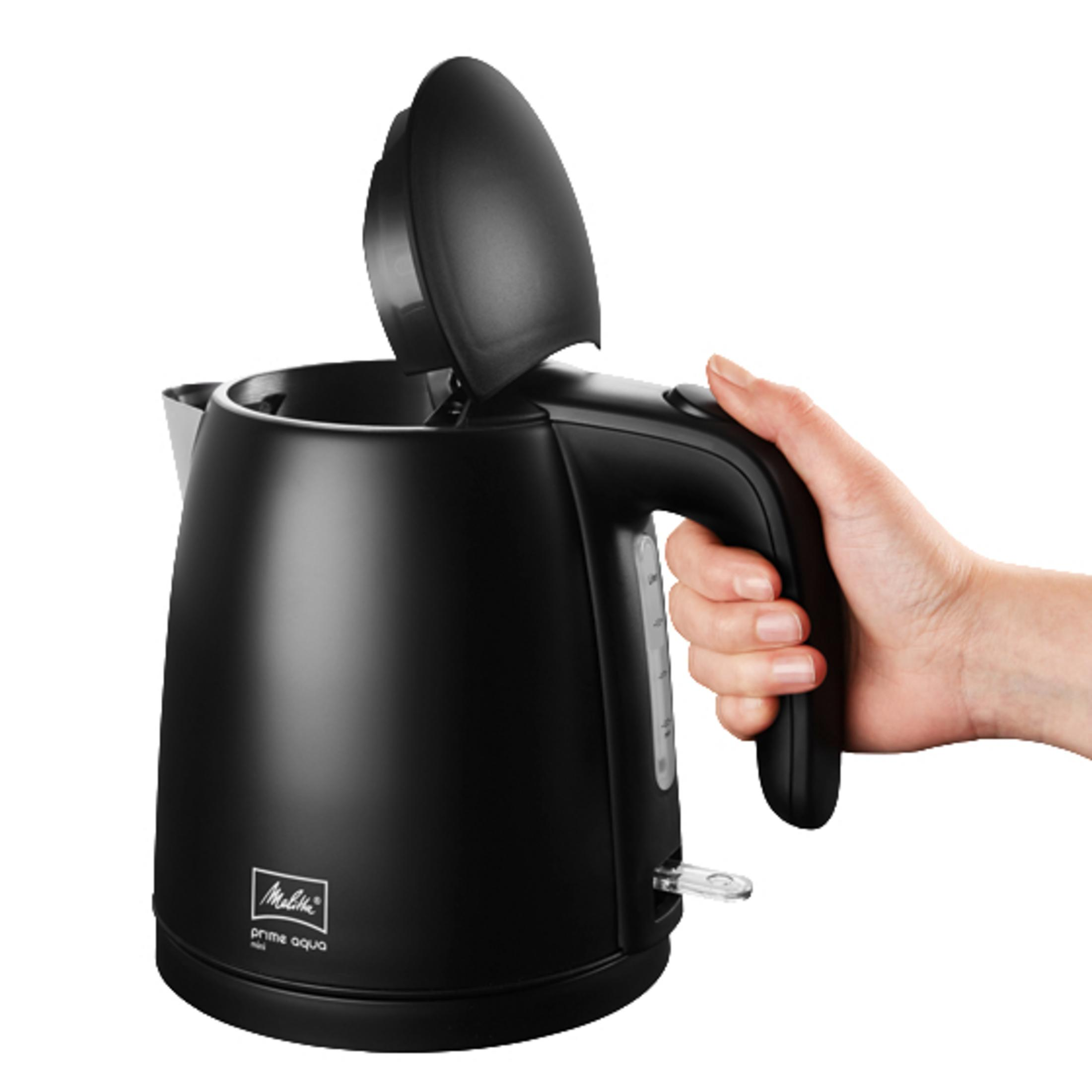 Zwarte waterkoker met een open deksel, vastgehouden door een hand. Een transparante waterpeilindicator is zichtbaar.