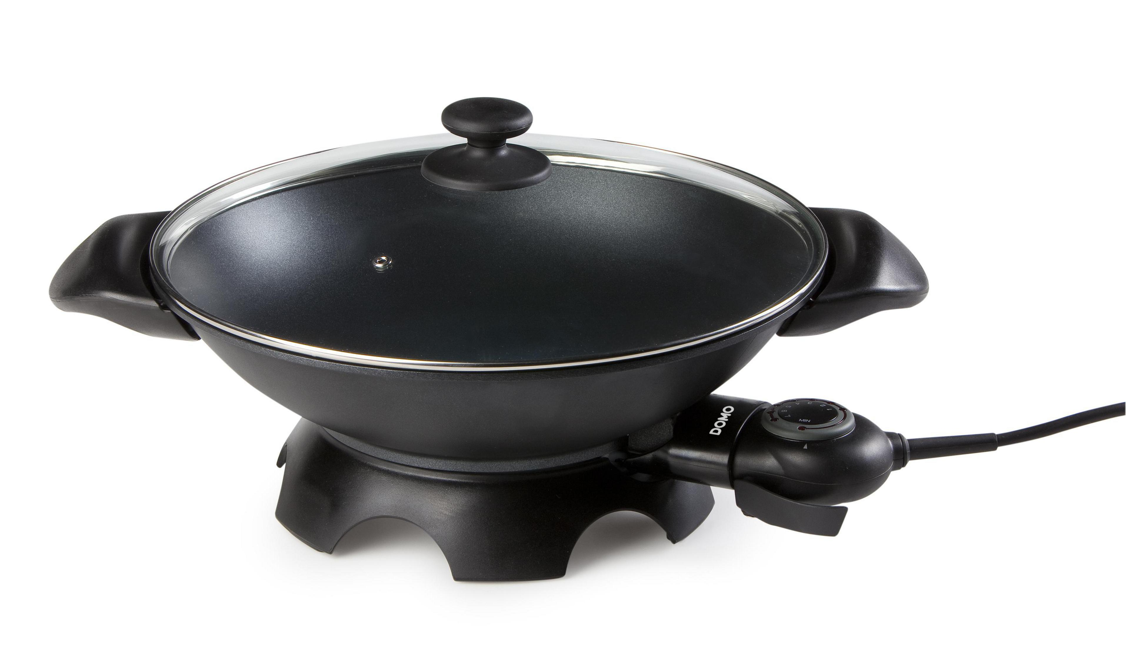 Ein elektrischer Wok mit Glasdeckel und Bedienfeld, isoliert auf weißem Hintergrund.
