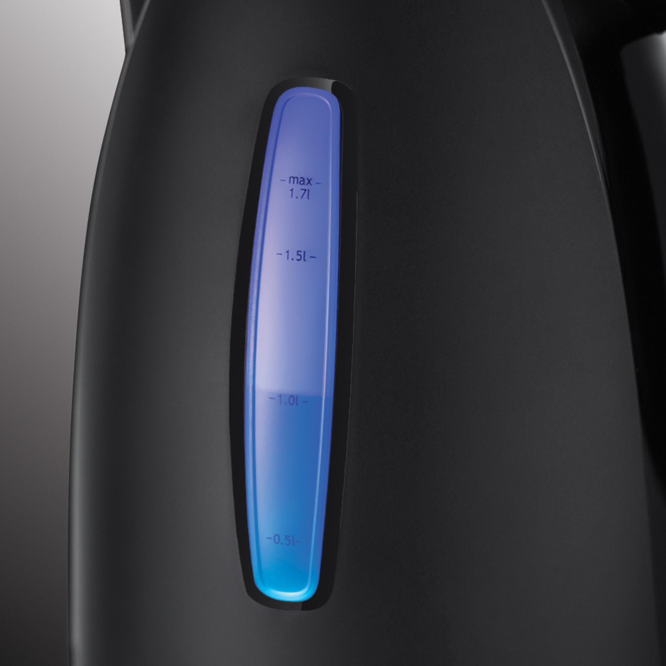 Una tetera eléctrica negra muestra un indicador azul del nivel de agua. El fondo es gris oscuro.
