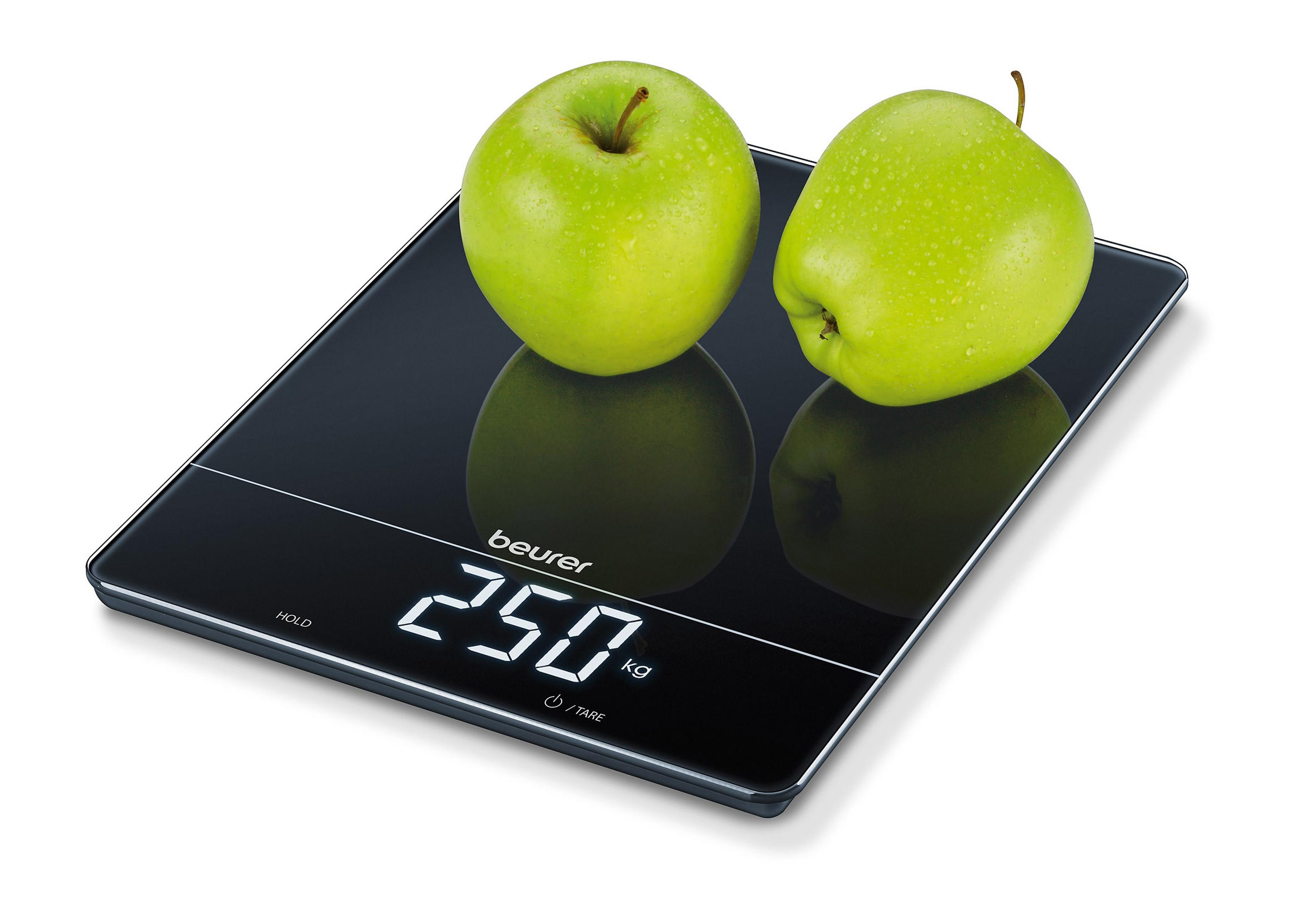 Schwarze digitale Küchenwaage mit zwei grünen Äpfeln. Weißer Hintergrund.