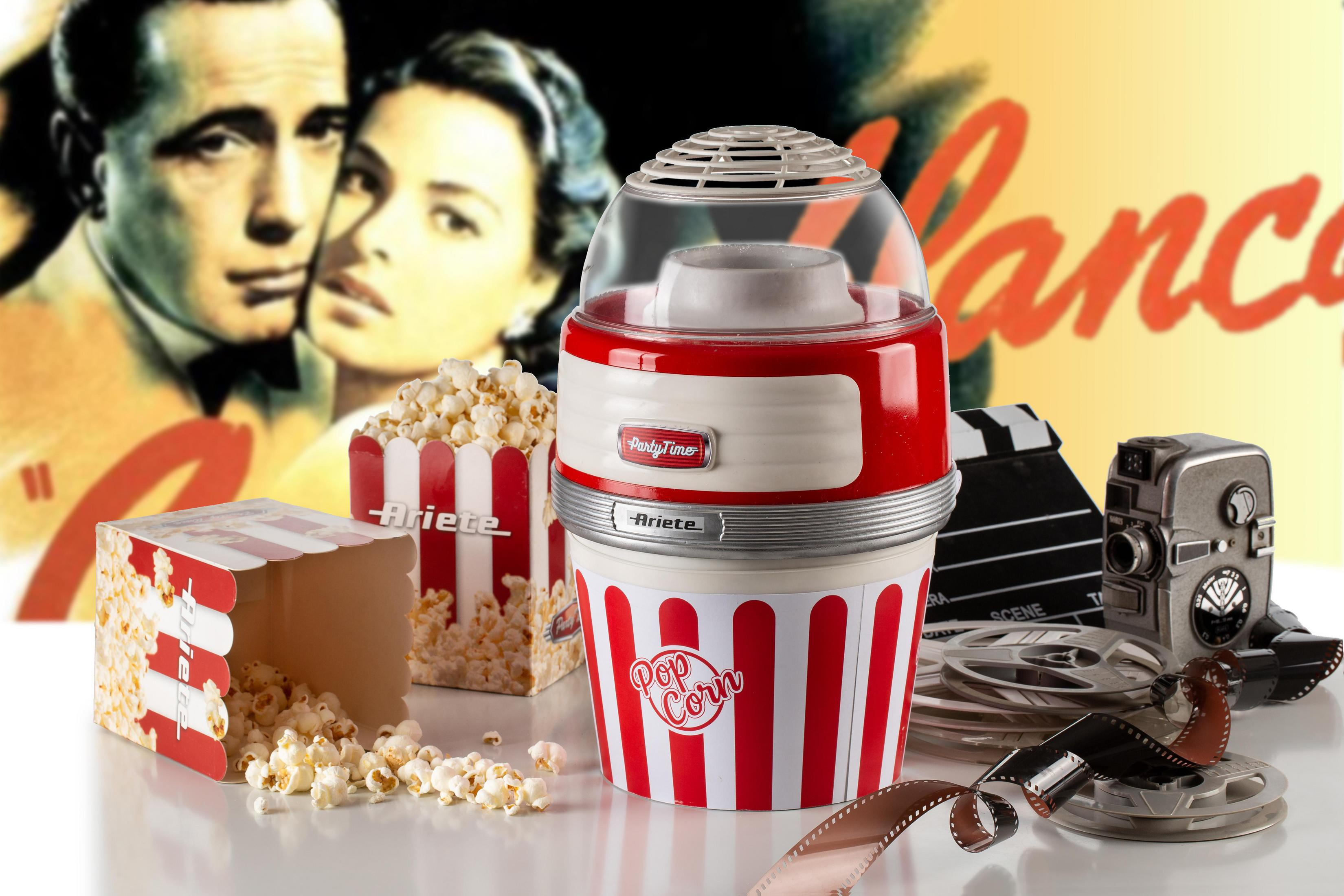 Patlamış mısır makinesi, patlamış mısır kutuları, film makarası ve film afişi.