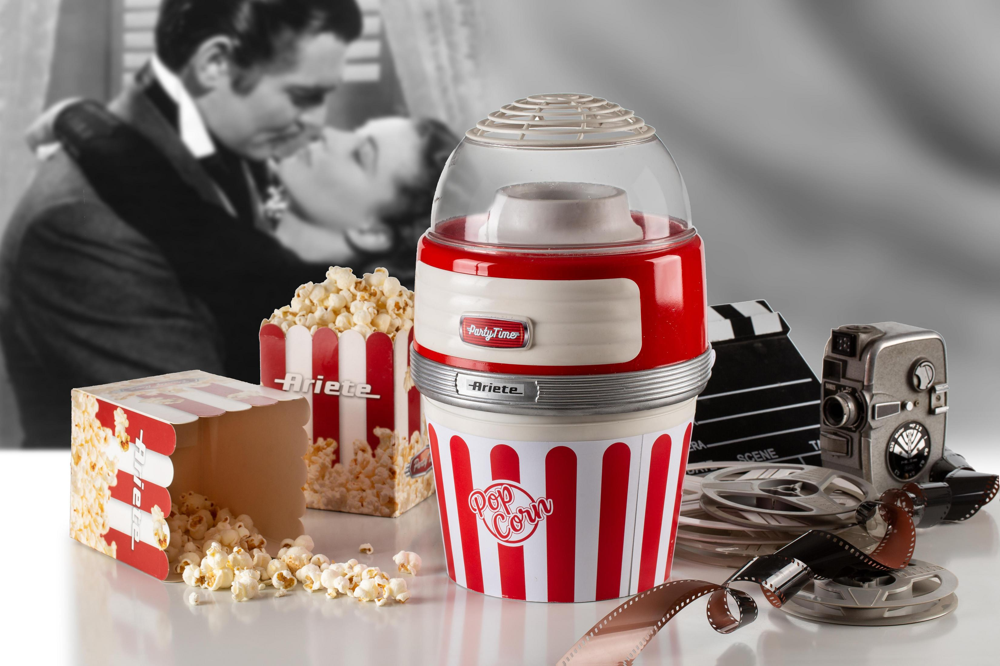 Patlamış mısır makinesi, patlamış mısır, bir film sahnesi arka planı ve film makaraları.