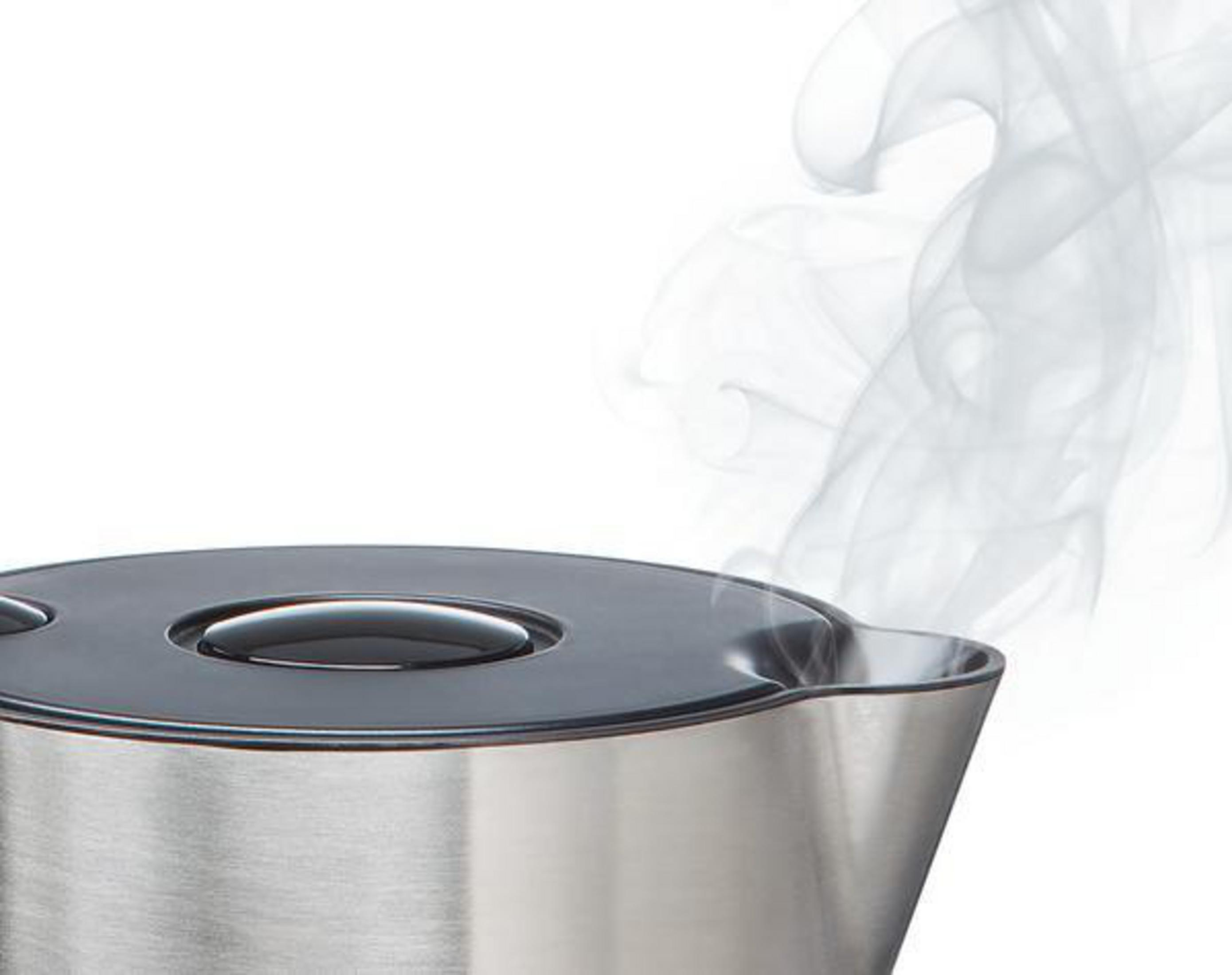 Metalowy czajnik z parą unoszącą się z dziobka na białym tle.