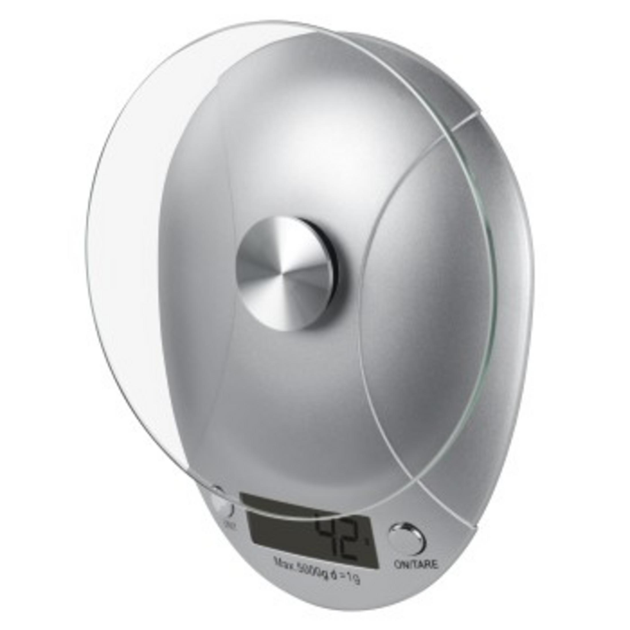 Srebrna waga cyfrowa z przezroczystą szklaną płytką. Białe tło.