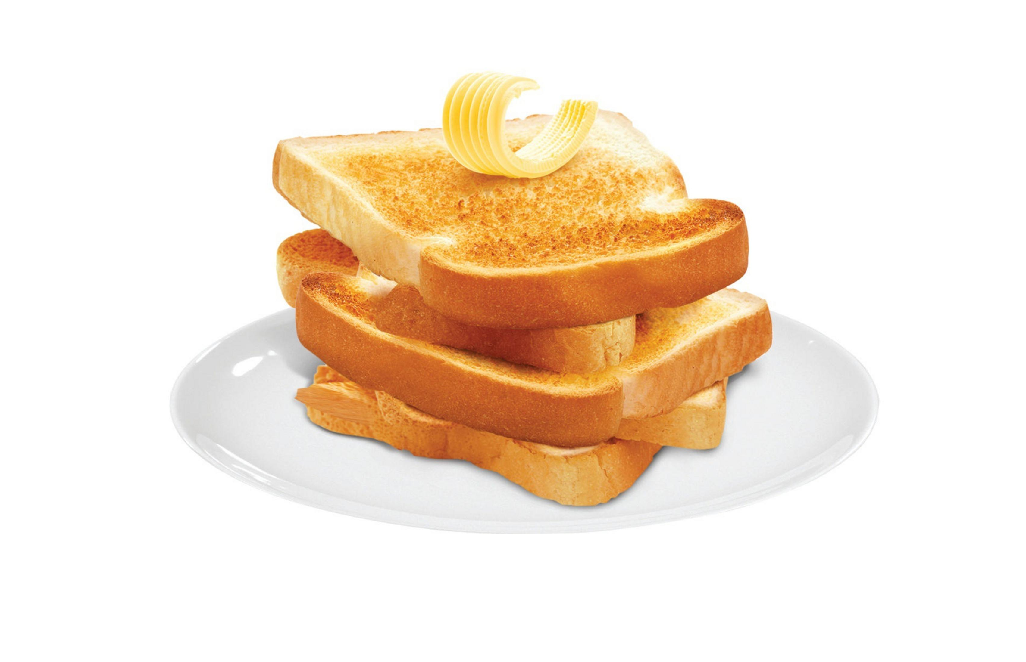 Stos tostowanych kromek chleba z wirkiem masła na wierzchu, na białym talerzu.