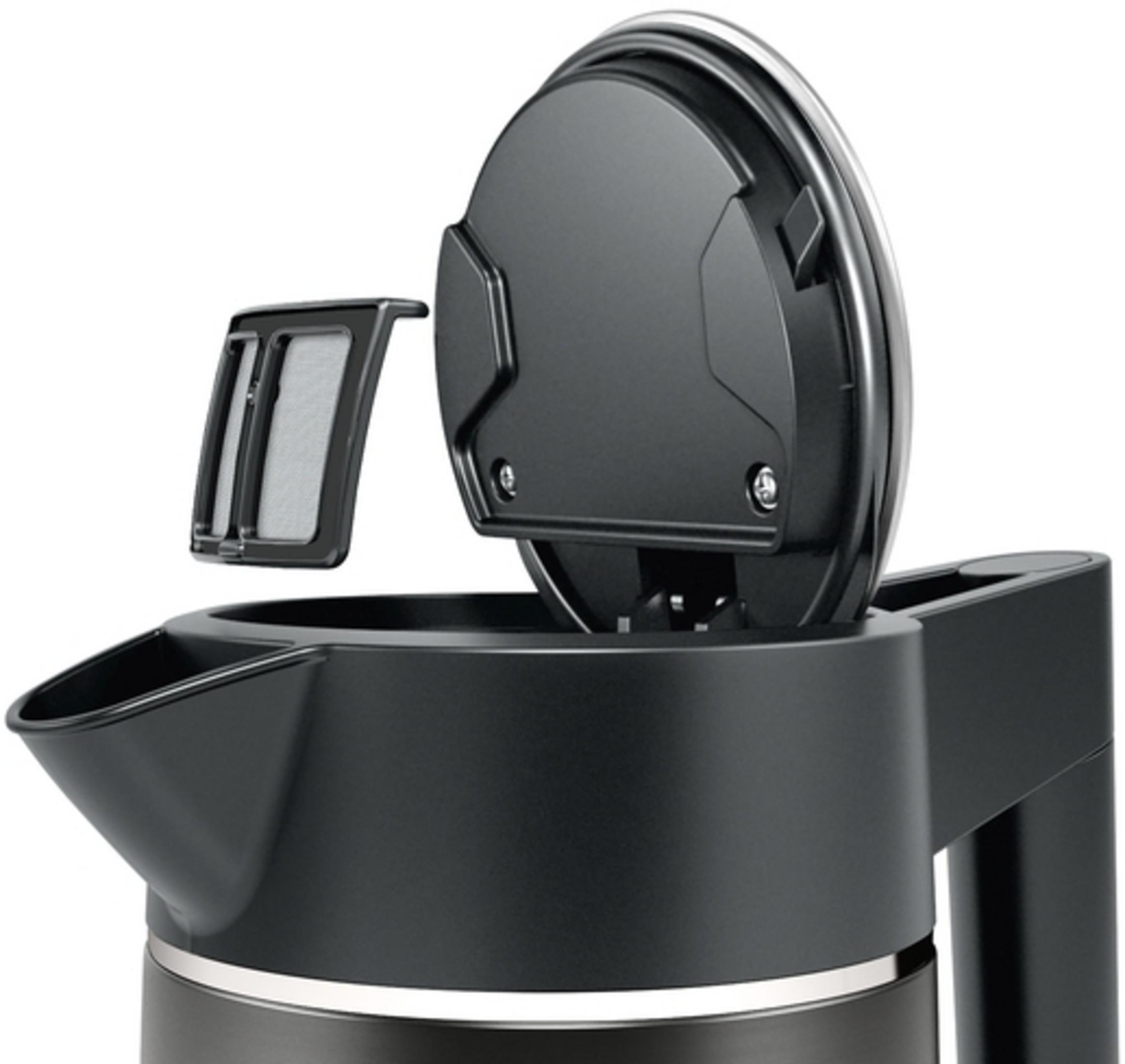 Czajnik z otwartą pokrywą odsłaniającą filtr i czarny, metaliczny korpus.