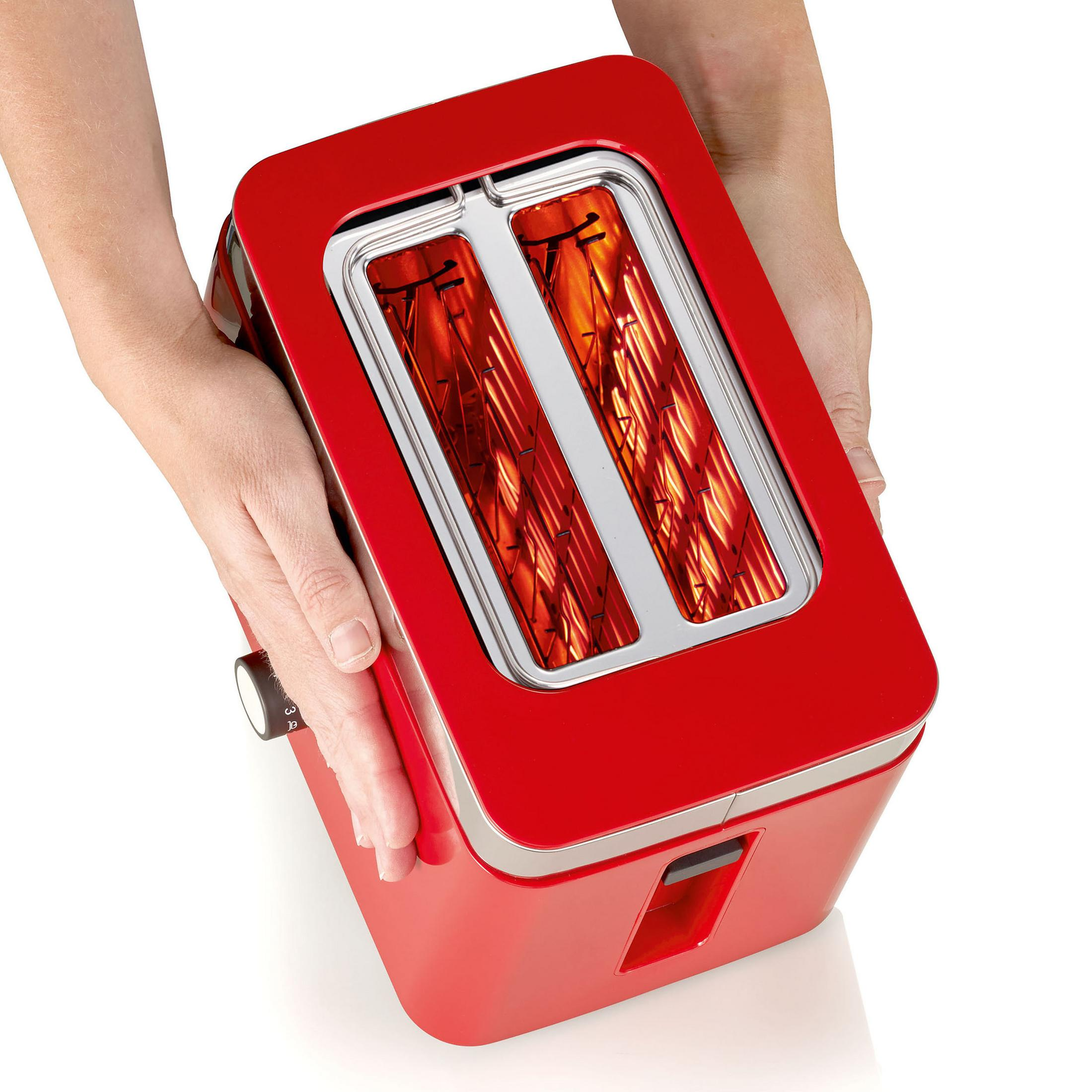 Roter Toaster, Hände halten ihn von oben. Weißer Hintergrund. Zwei Schlitze für Brot.