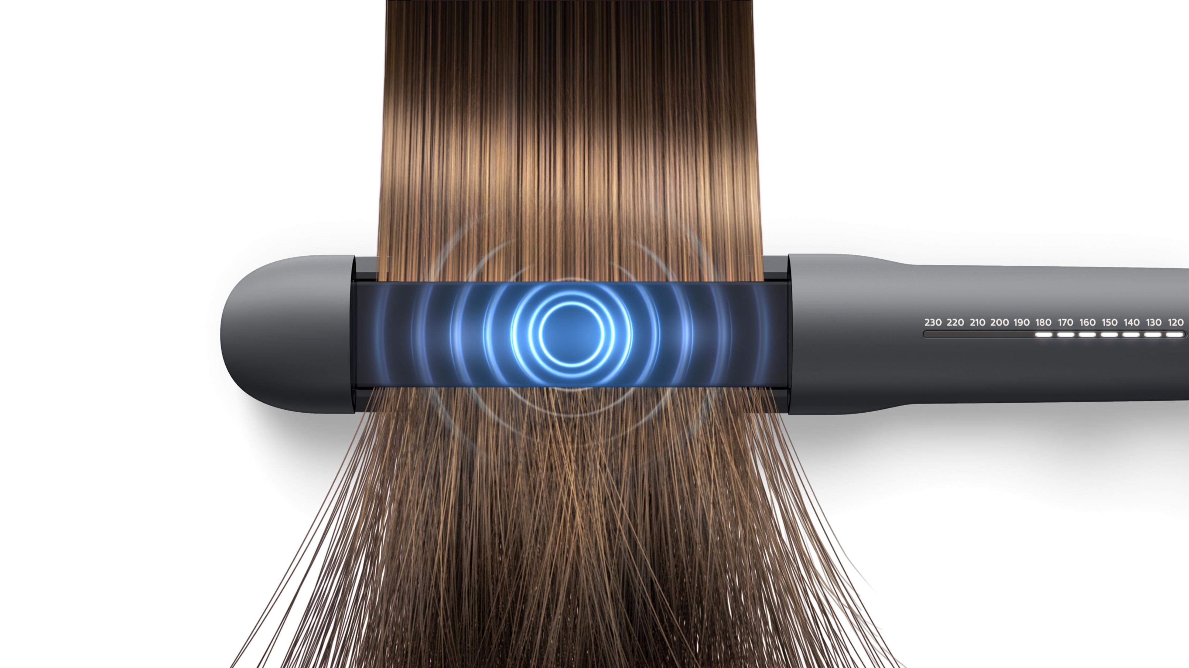 Cabello peinado con una plancha, brillo circular azul en el medio.