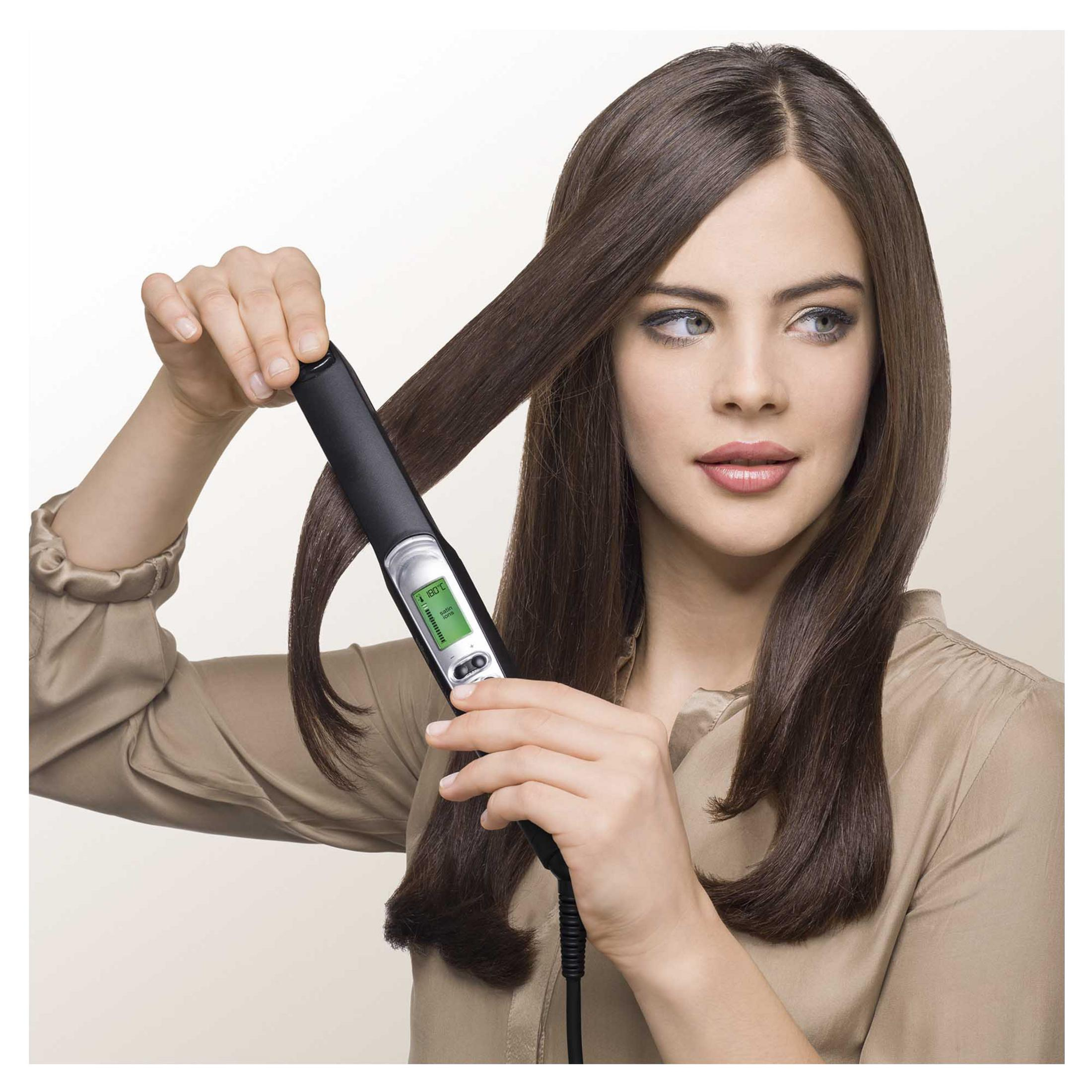Kobieta używająca prostownicy do prostowania włosów.